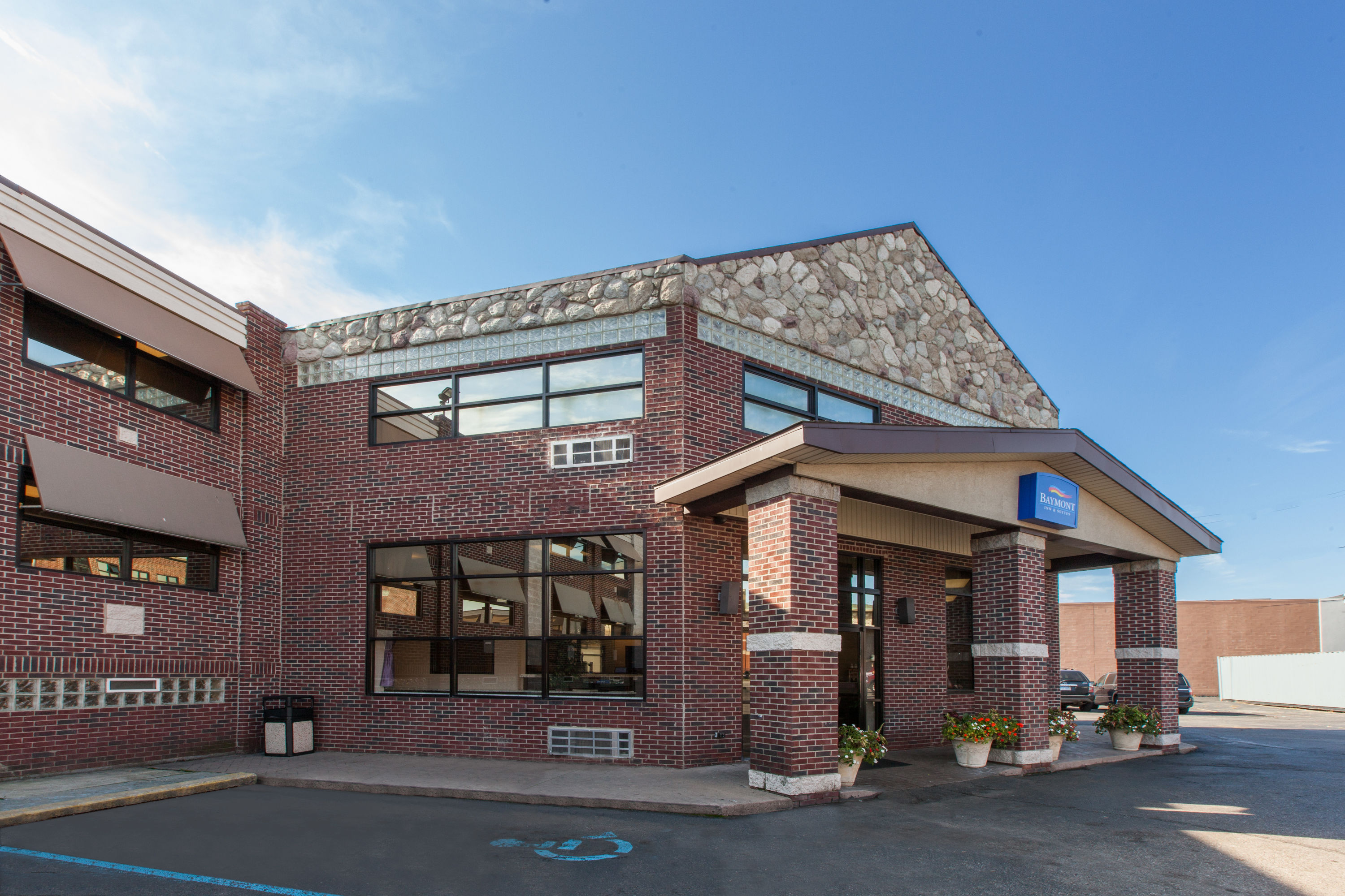 Exterior Day Image of Baymont by Wyndham Downtown Detroit hotel in Detroit, Michigan