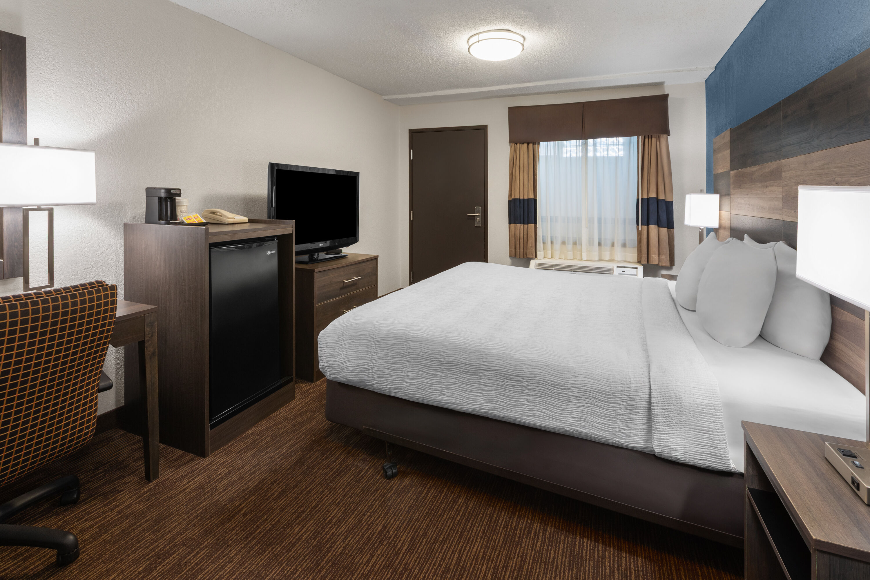 Guest room at the Baymont by Wyndham Downtown Detroit in Detroit, Michigan