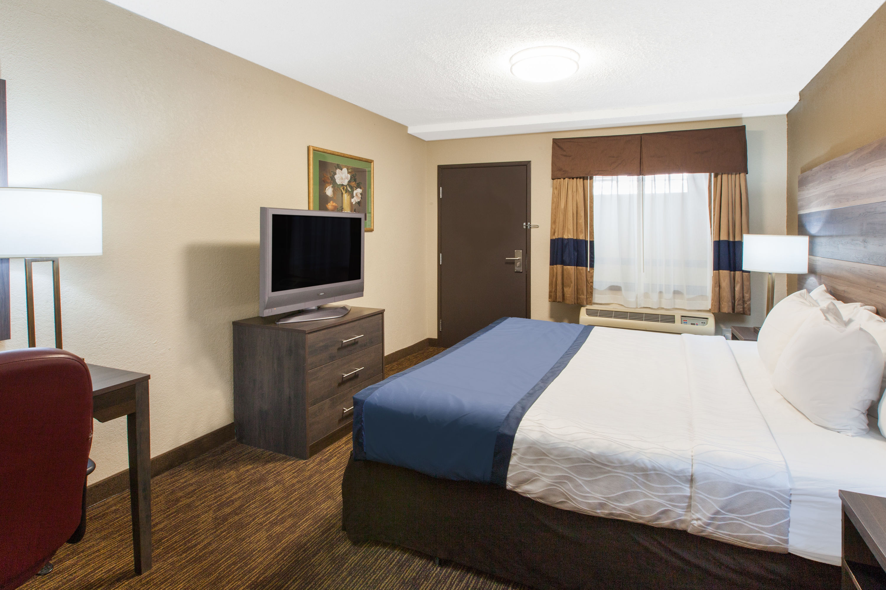 Guest room at the Baymont by Wyndham Downtown Detroit in Detroit, Michigan