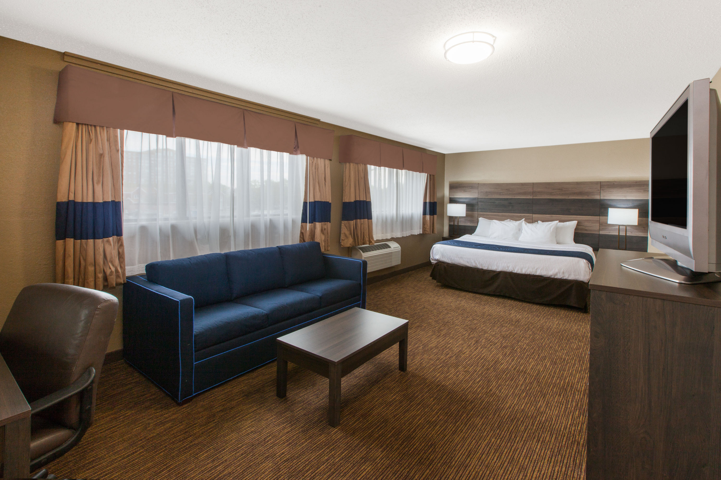 Guest room at the Baymont by Wyndham Downtown Detroit in Detroit, Michigan