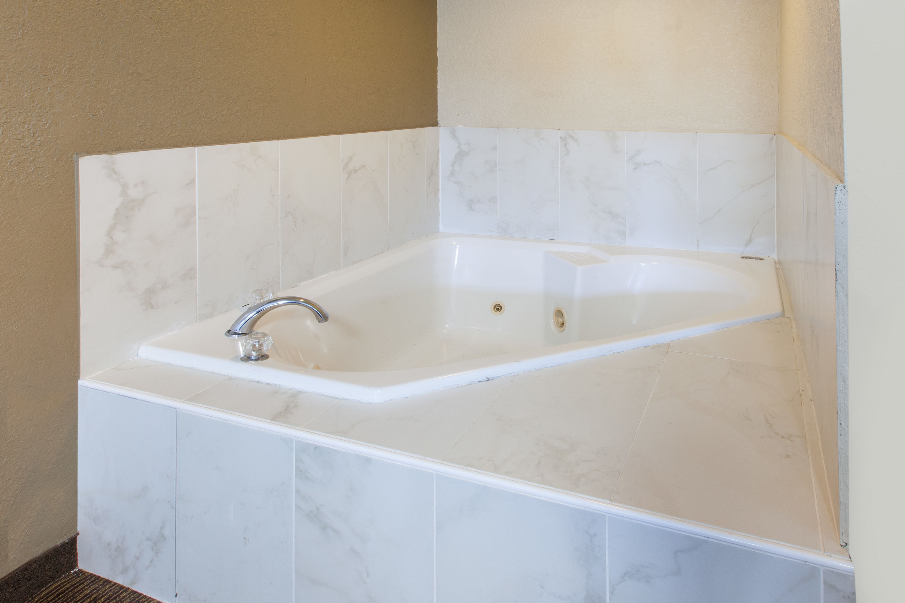 Baymont by Wyndham Downtown Detroit hot tub suite in Detroit, Michigan