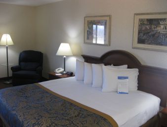 Baymont by Wyndham Dowagiac  Dowagiac  Hotels MI  49047