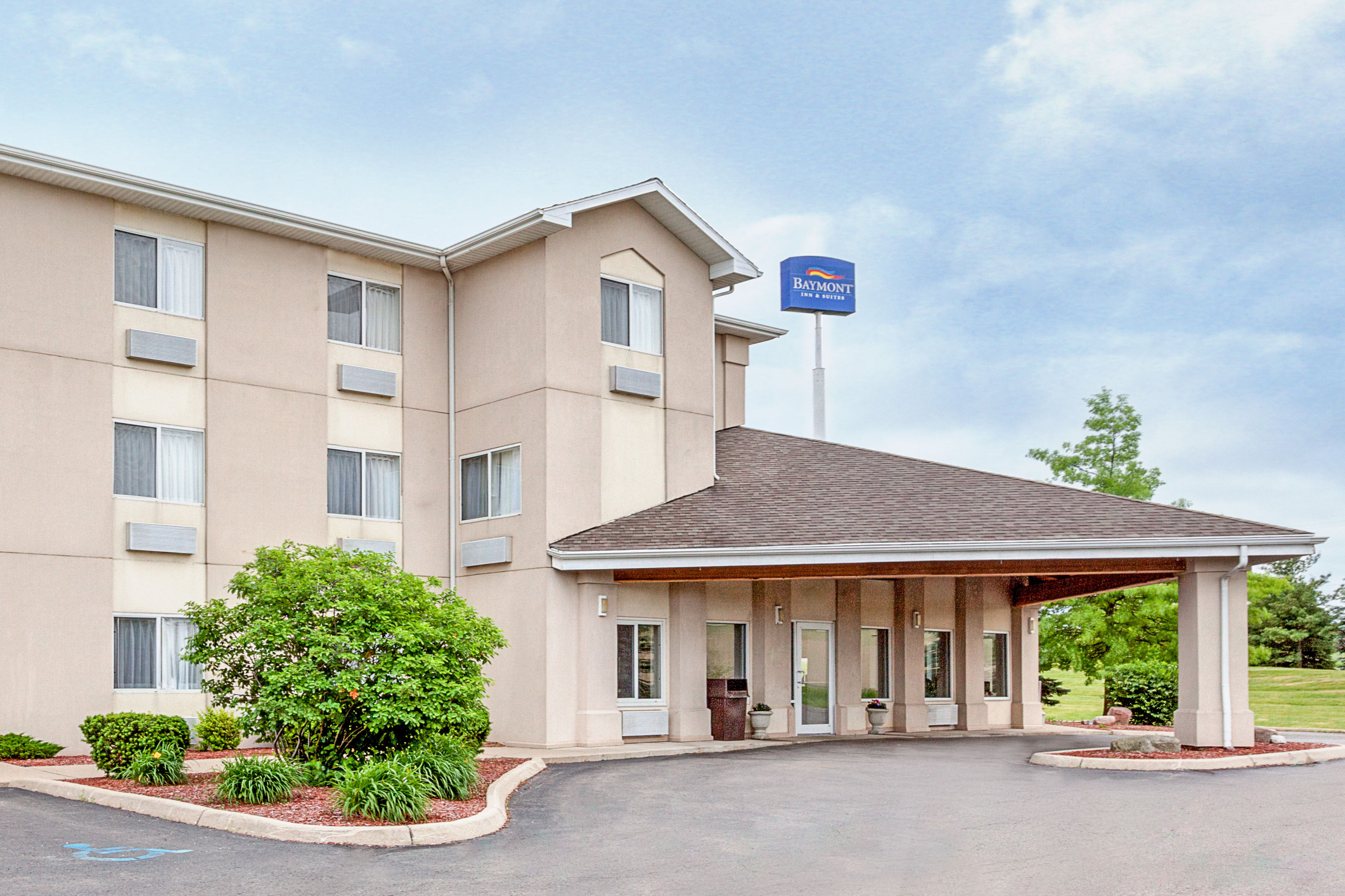 Side Exterior Image of Baymont by Wyndham Howell/Brighton hotel in Howell, Michigan
