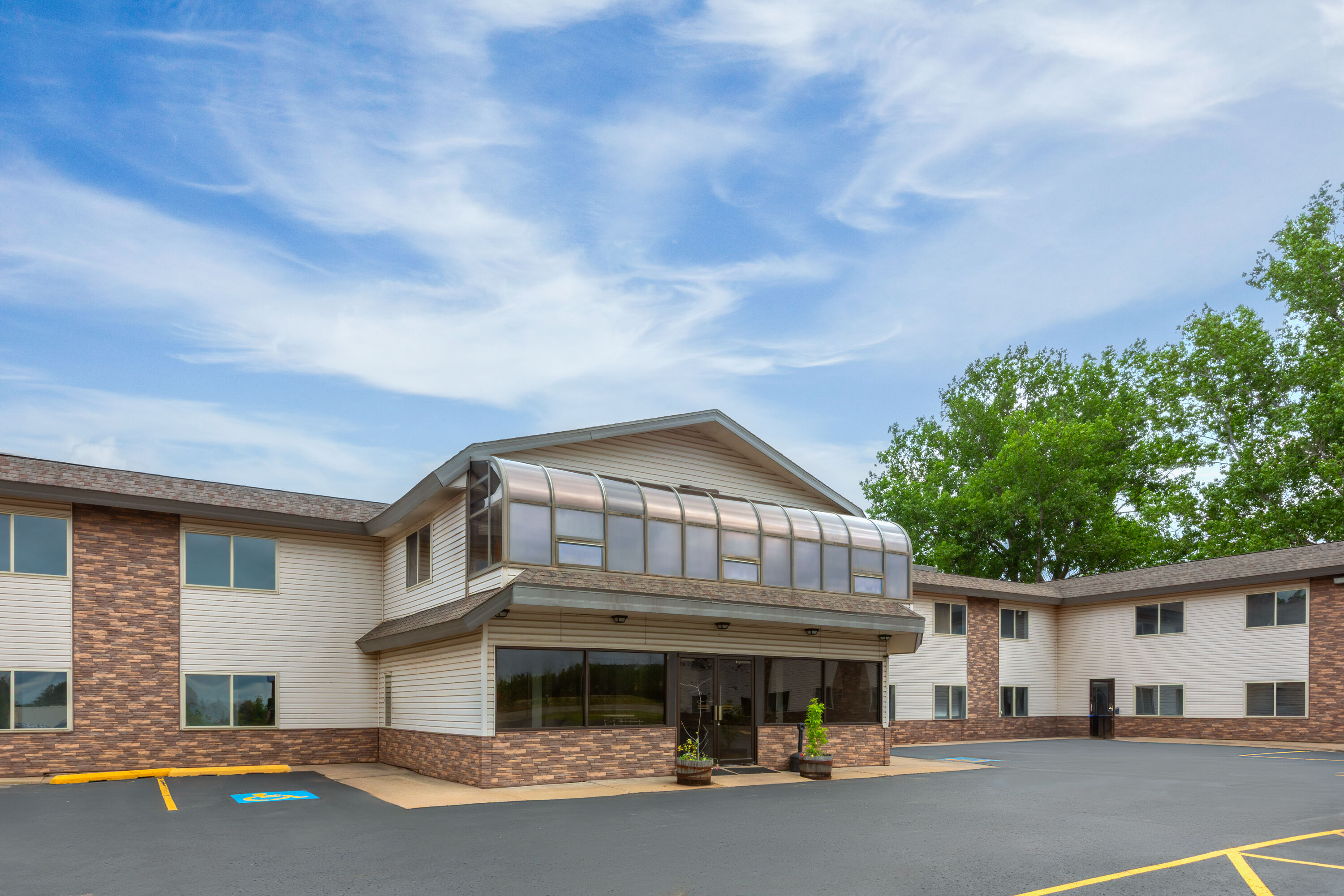 Exterior Day Image of Baymont by Wyndham Iron Mountain hotel in Iron Mountain, Michigan
