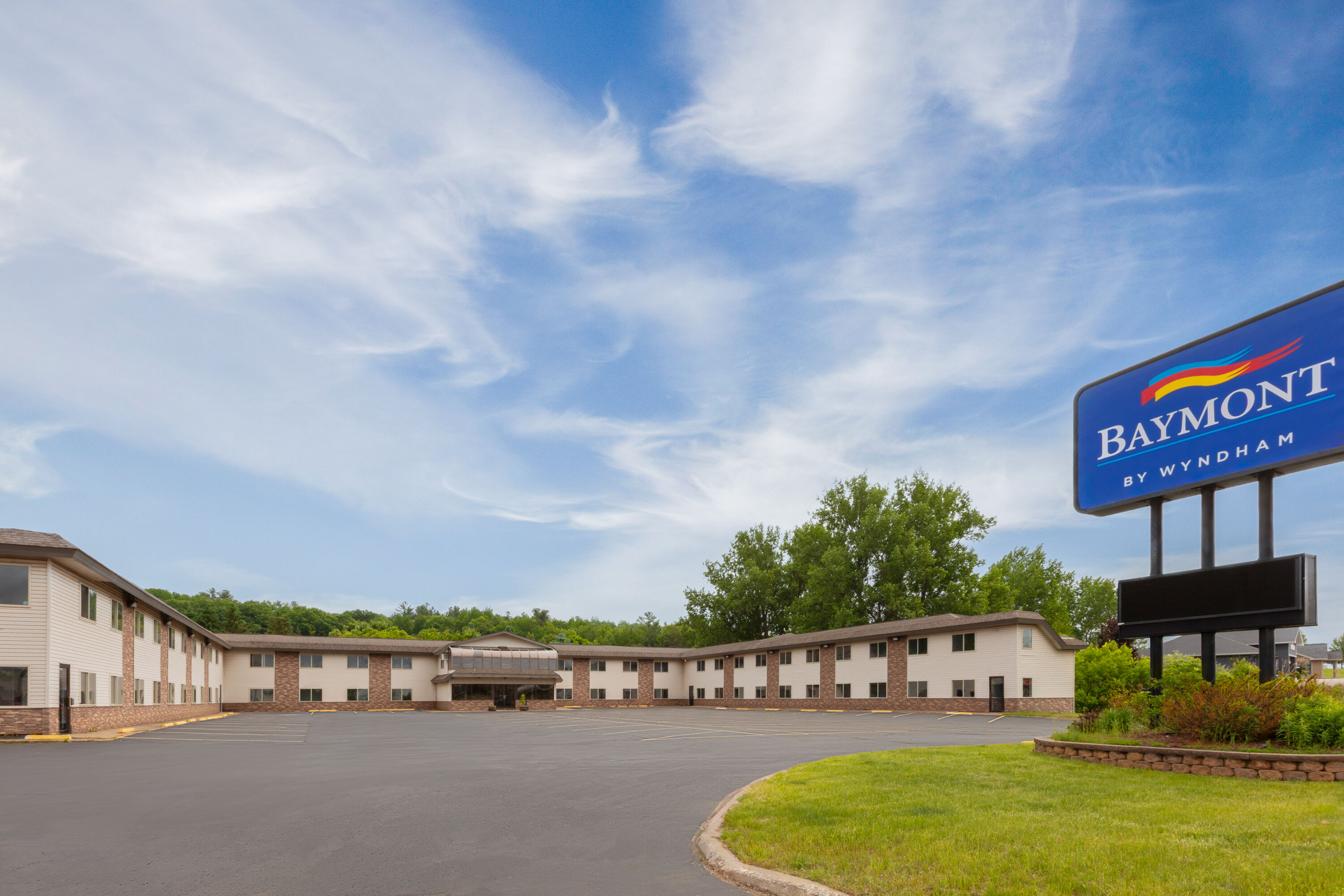 Exterior Day Image of Baymont by Wyndham Iron Mountain hotel in Iron Mountain, Michigan