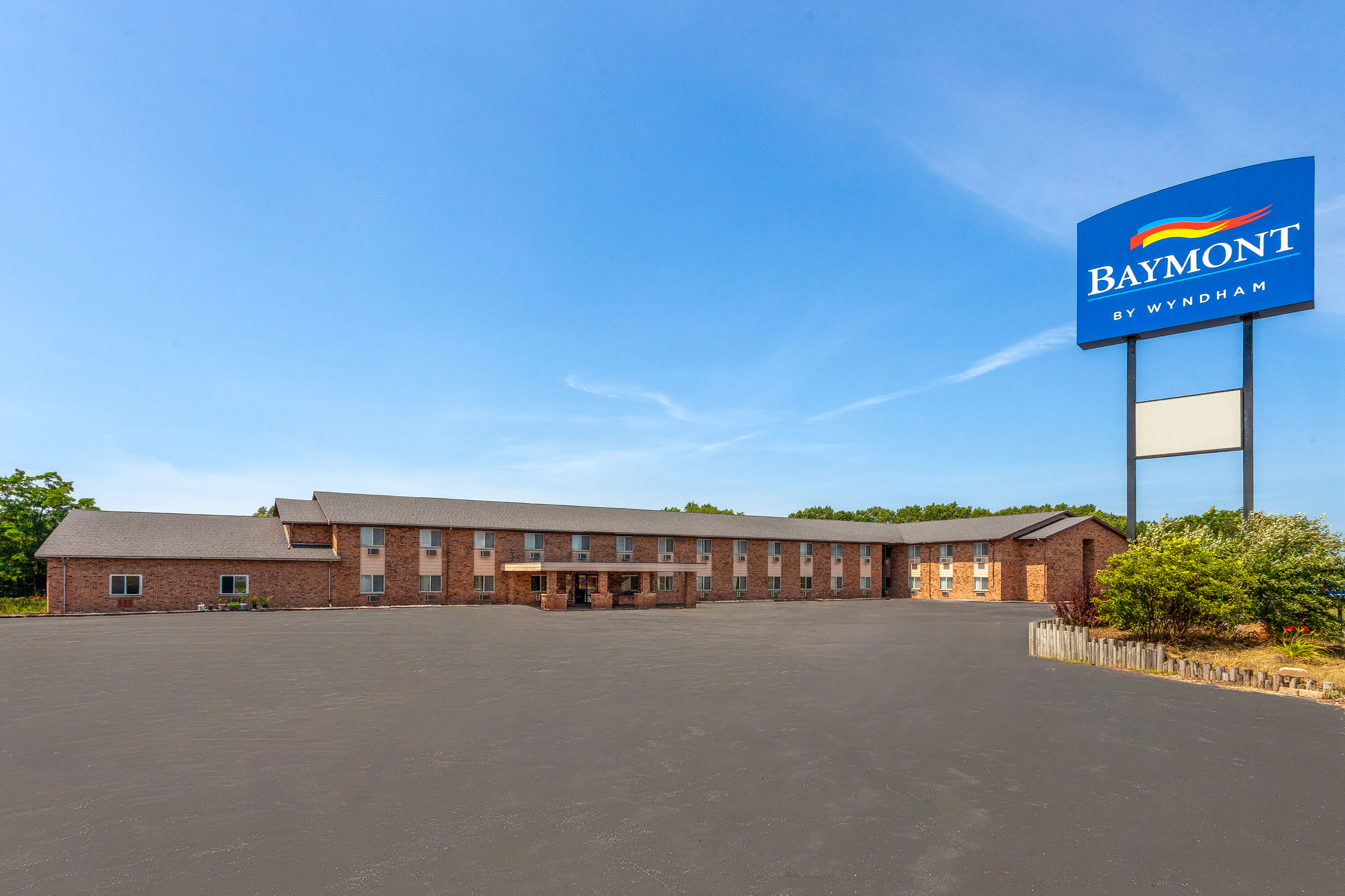 Exterior Day Image of Baymont by Wyndham Manistee hotel in Manistee, Michigan