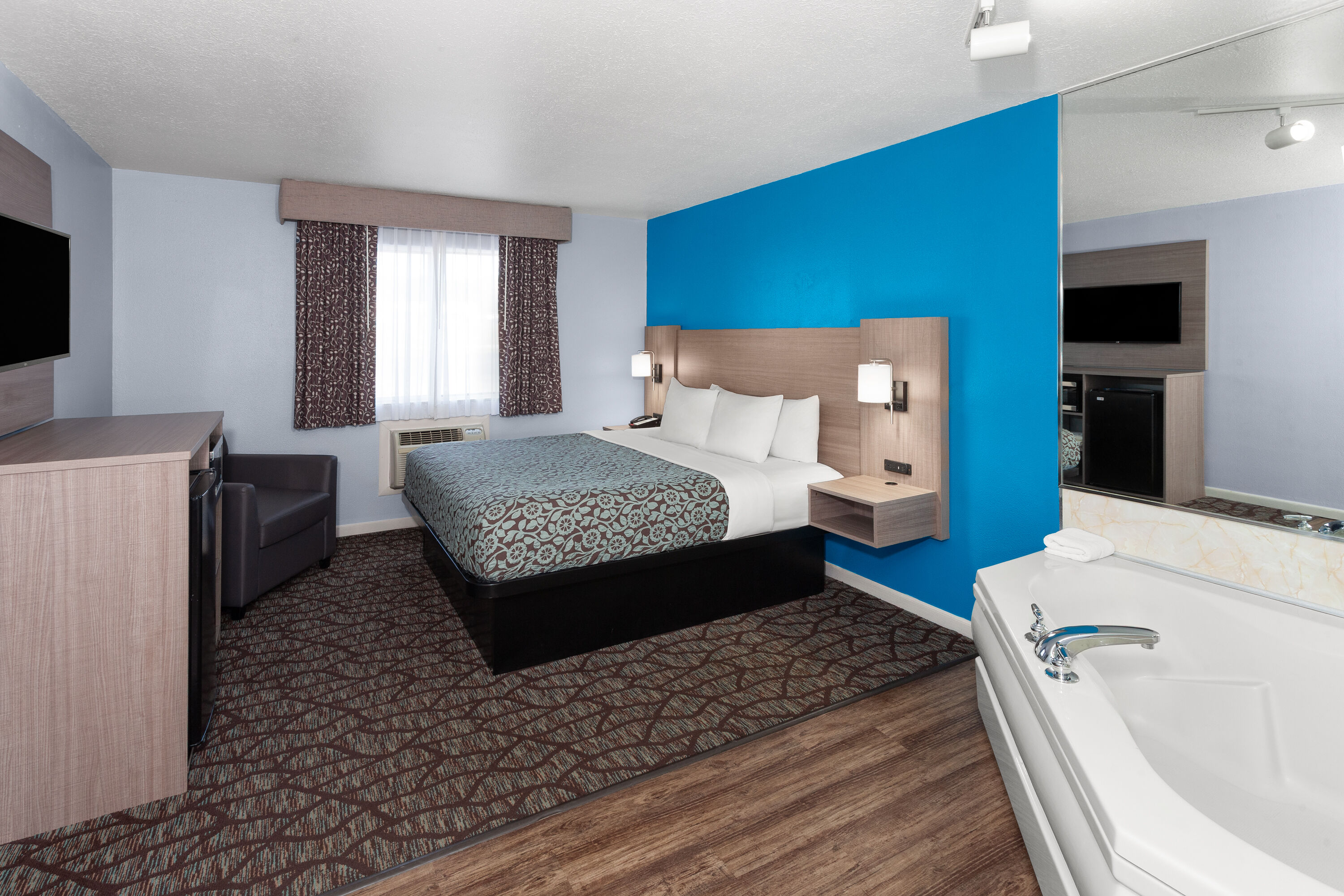 Baymont by Wyndham Manistee hot tub suite in Manistee, Michigan