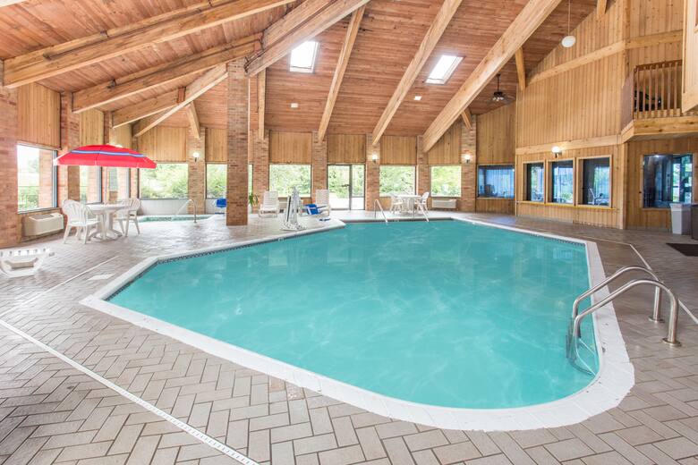 Baymont By Wyndham Muskegon Hotels Mi 49444 Pool At The Baymont By Wyndham Muskegon In Michigan