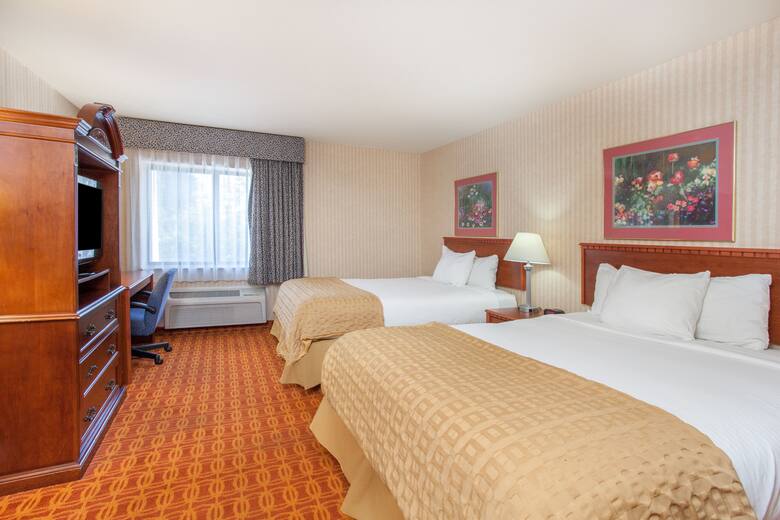 Guest room at the Baymont Inn & Suites Detroit/Roseville in Roseville, Michigan