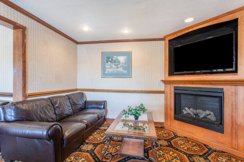 Baymont Inn & Suites Detroit/Roseville hotel lobby in Roseville, Michigan