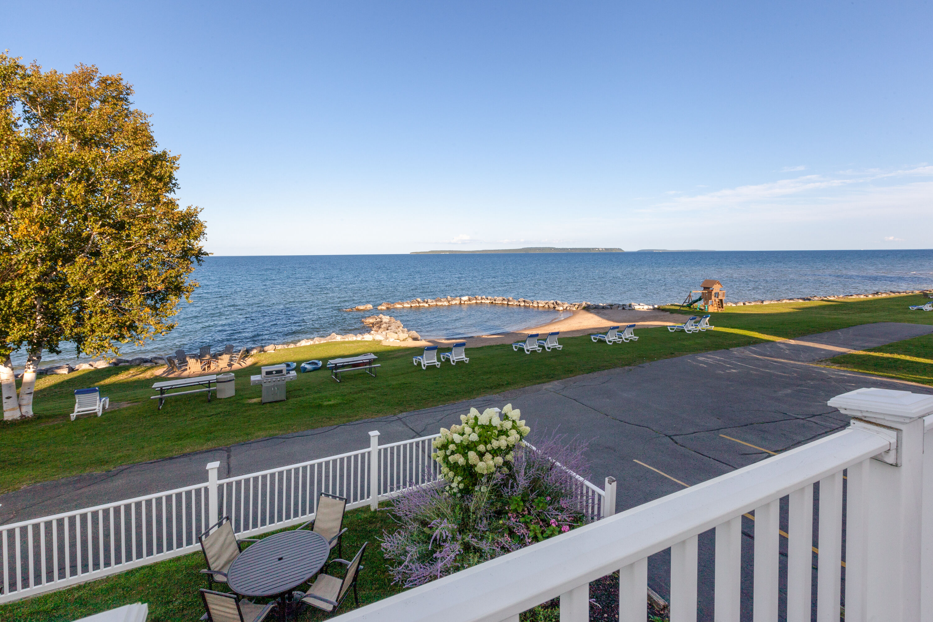 Scenic Image of Baymont by Wyndham St. Ignace Lakefront hotel in Saint Ignace, Michigan