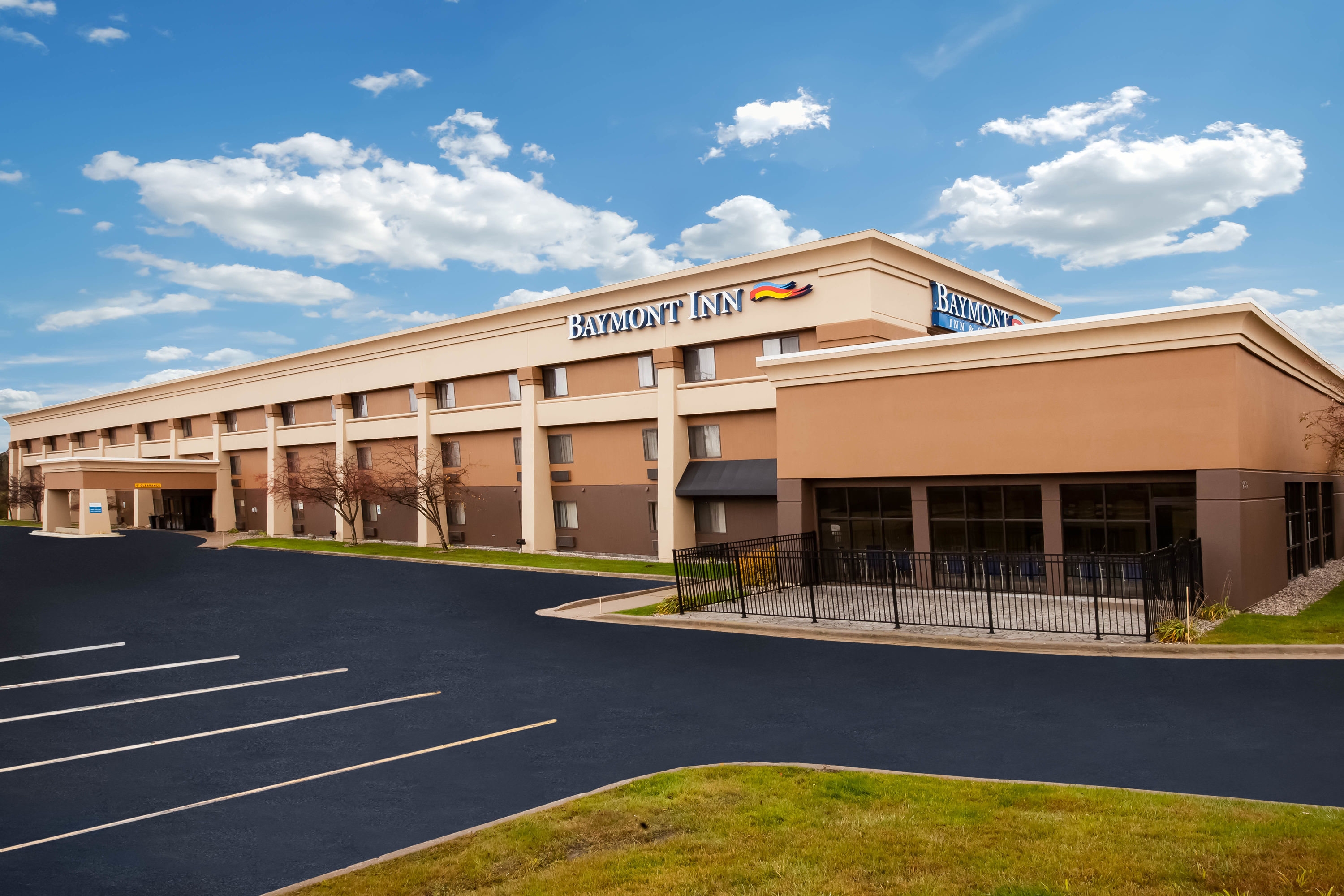 Baymont By Wyndham Traverse City Traverse City Mi Hotels
