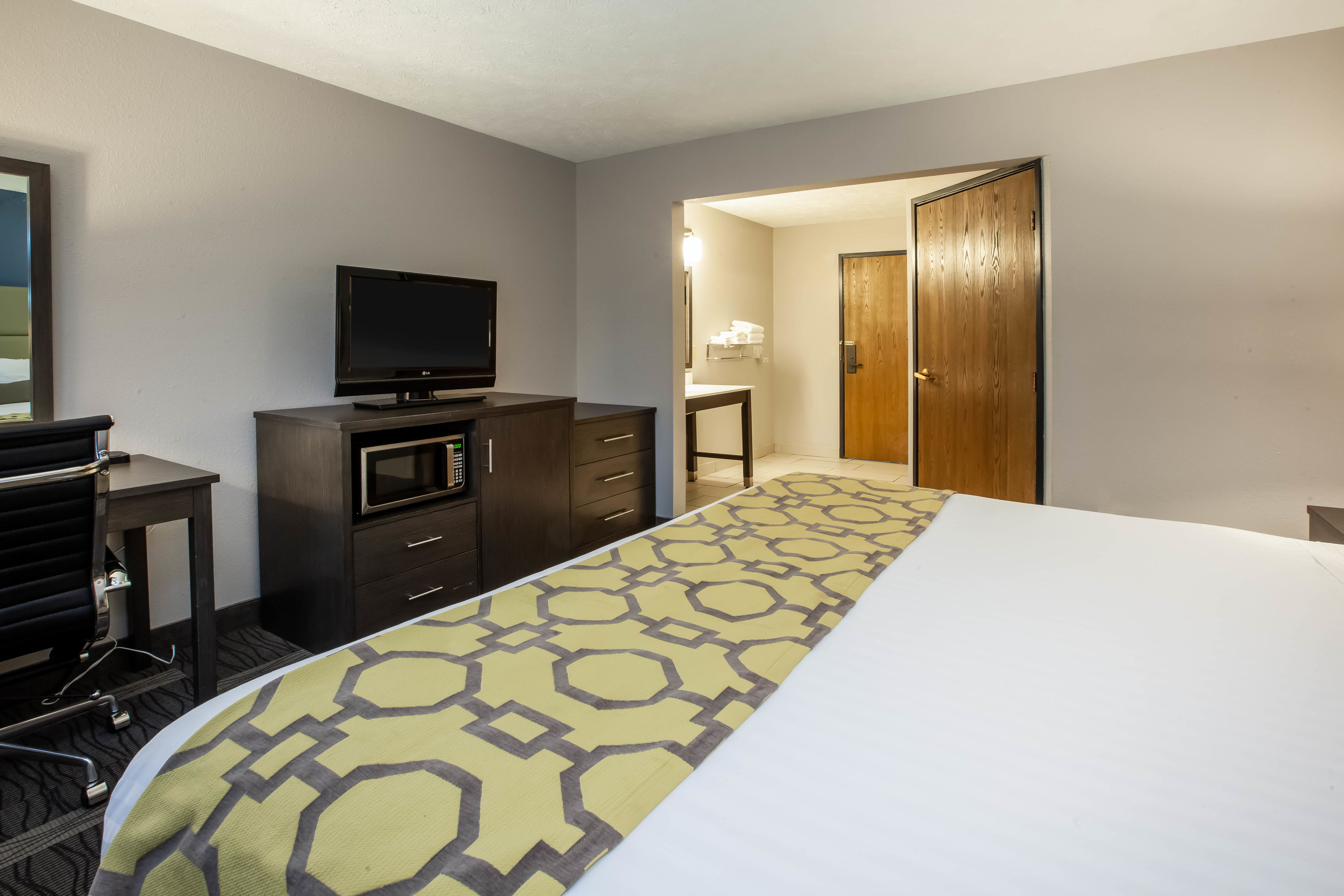 Guest room at the Baymont by Wyndham Traverse City in Traverse City, Michigan
