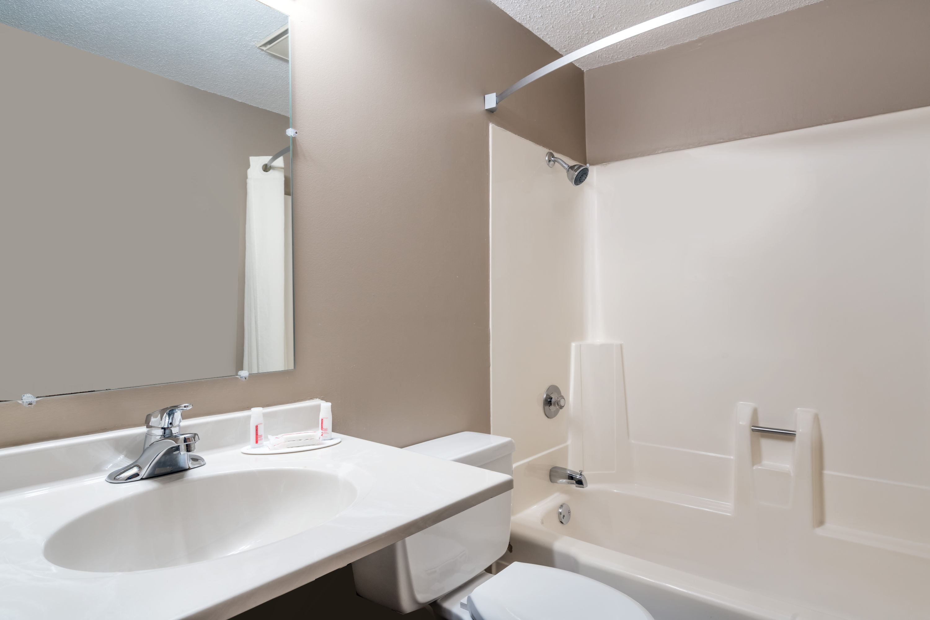 Guest room bath at the Baymont by Wyndham Mankato in Mankato, Minnesota