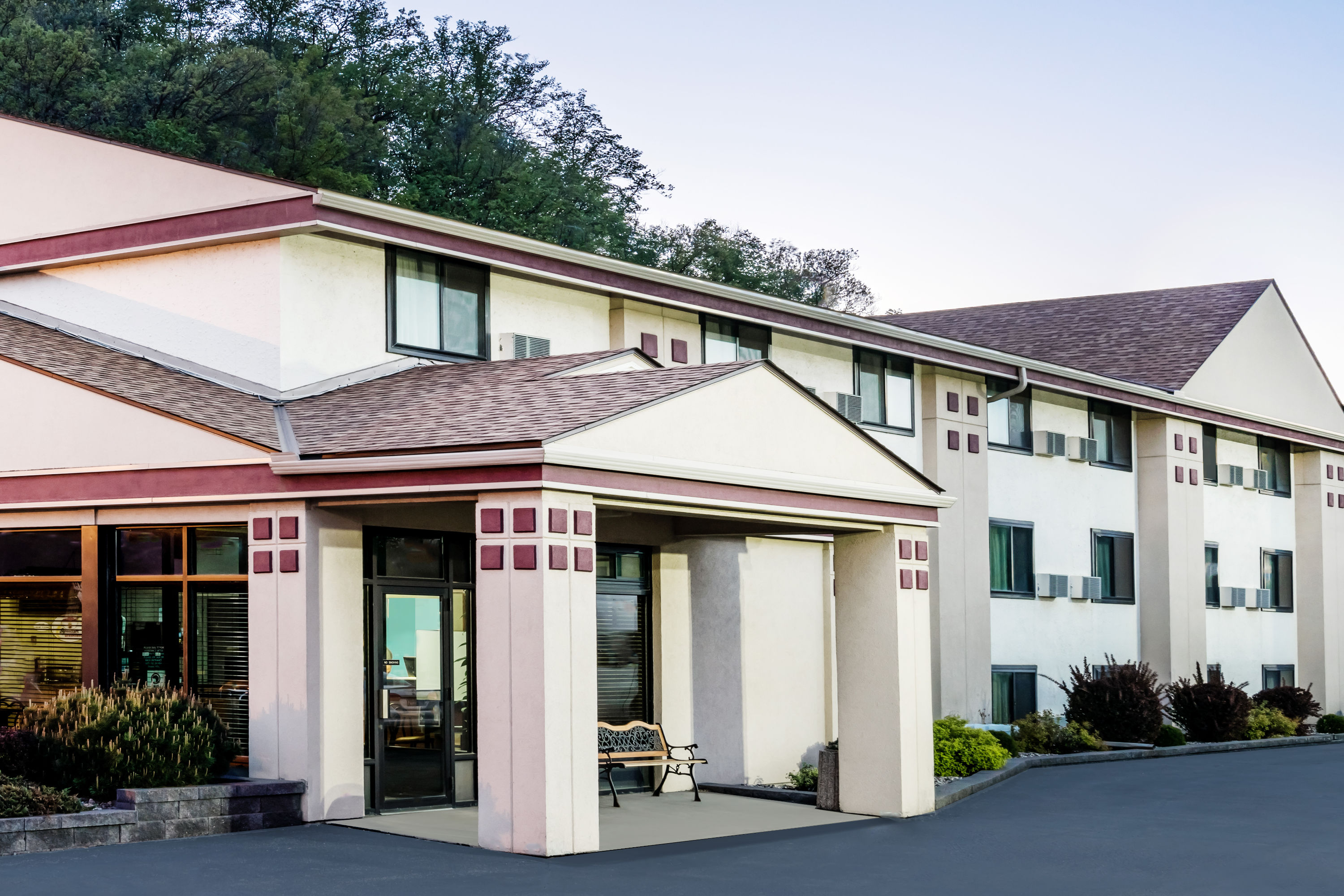 Exterior Day Image of Baymont by Wyndham Mankato hotel in Mankato, Minnesota