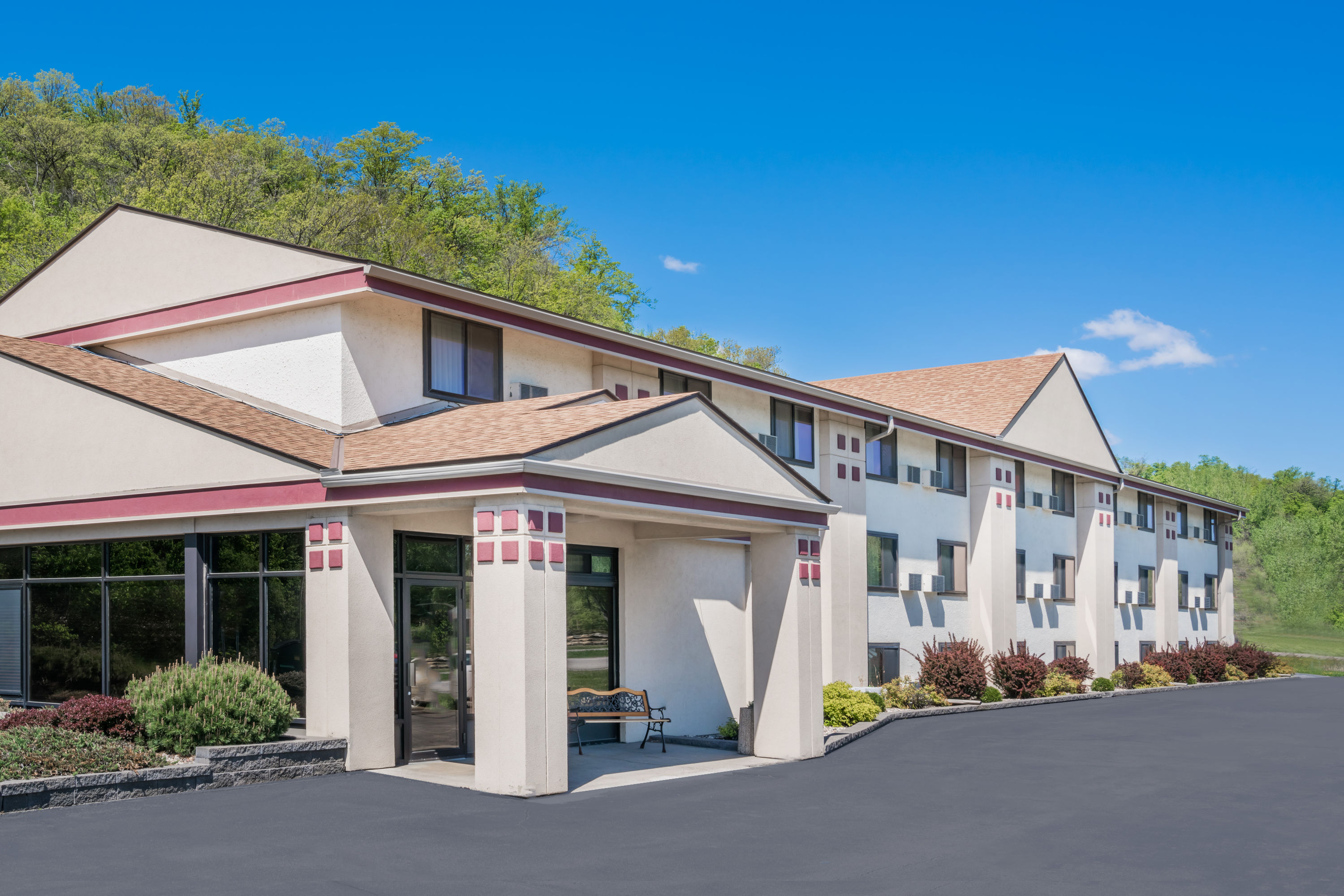 Exterior Day Image of Baymont by Wyndham Mankato hotel in Mankato, Minnesota