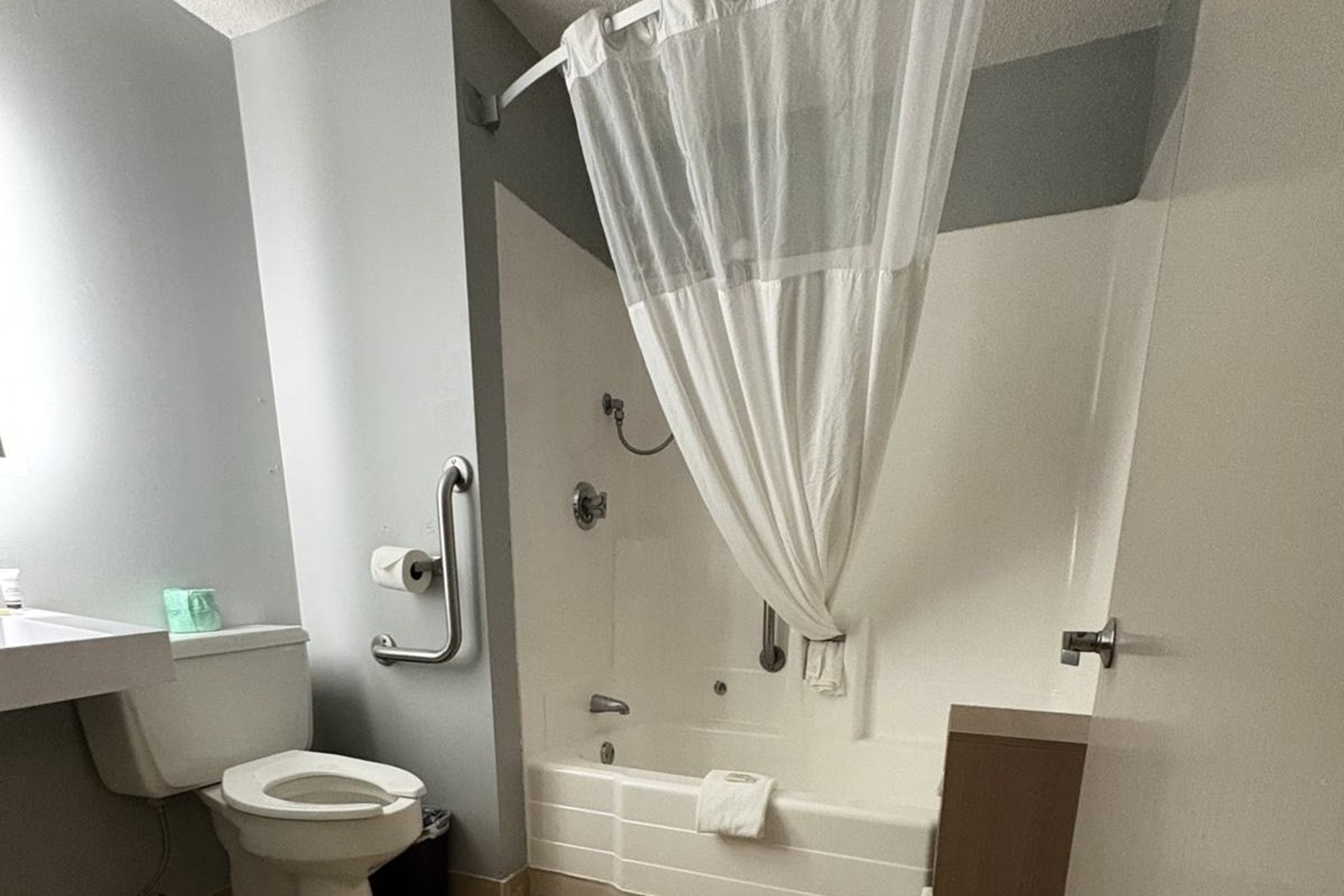 Guest room bath at the Baymont by Wyndham Mankato in Mankato, Minnesota