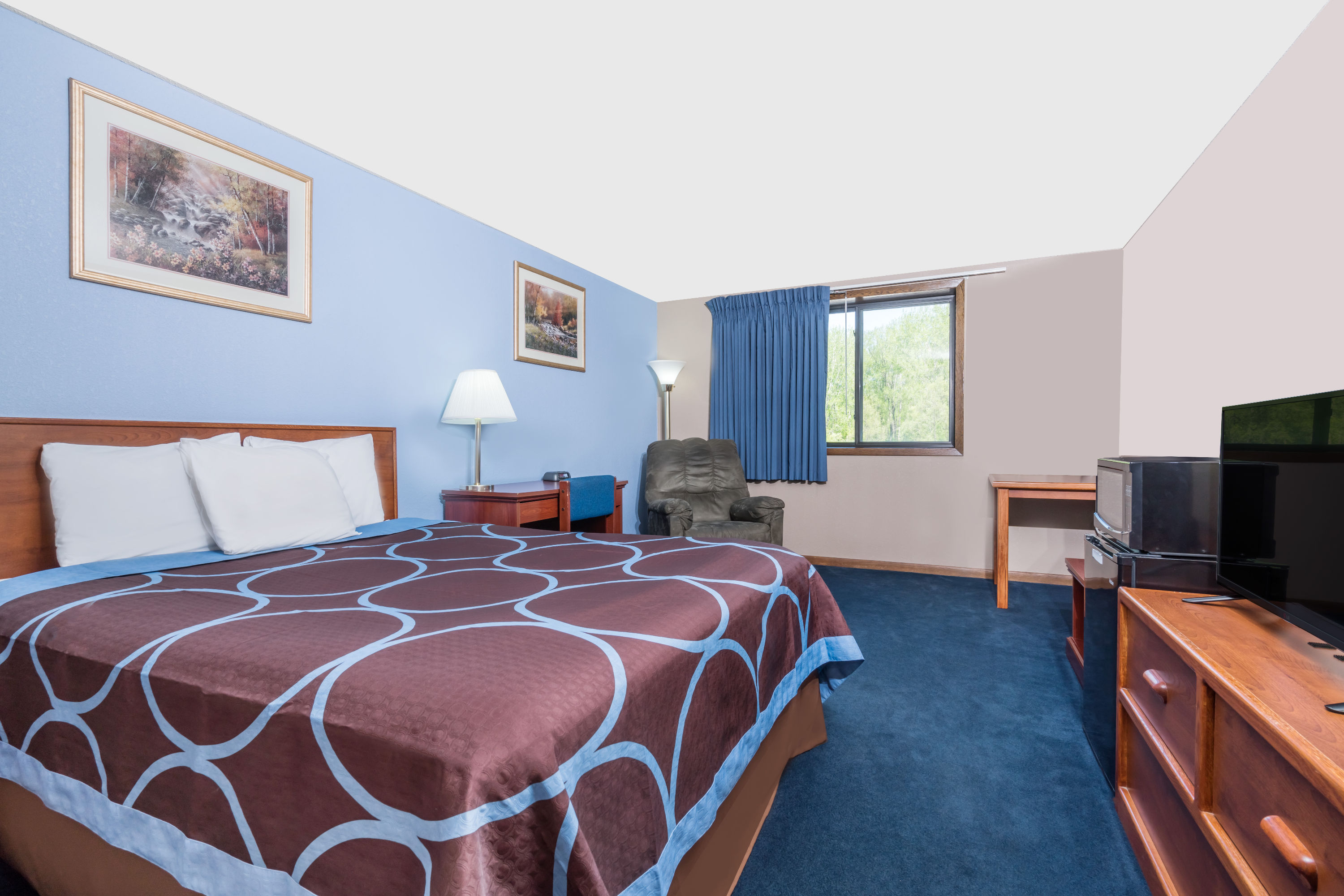 Guest room at the Baymont by Wyndham Mankato in Mankato, Minnesota