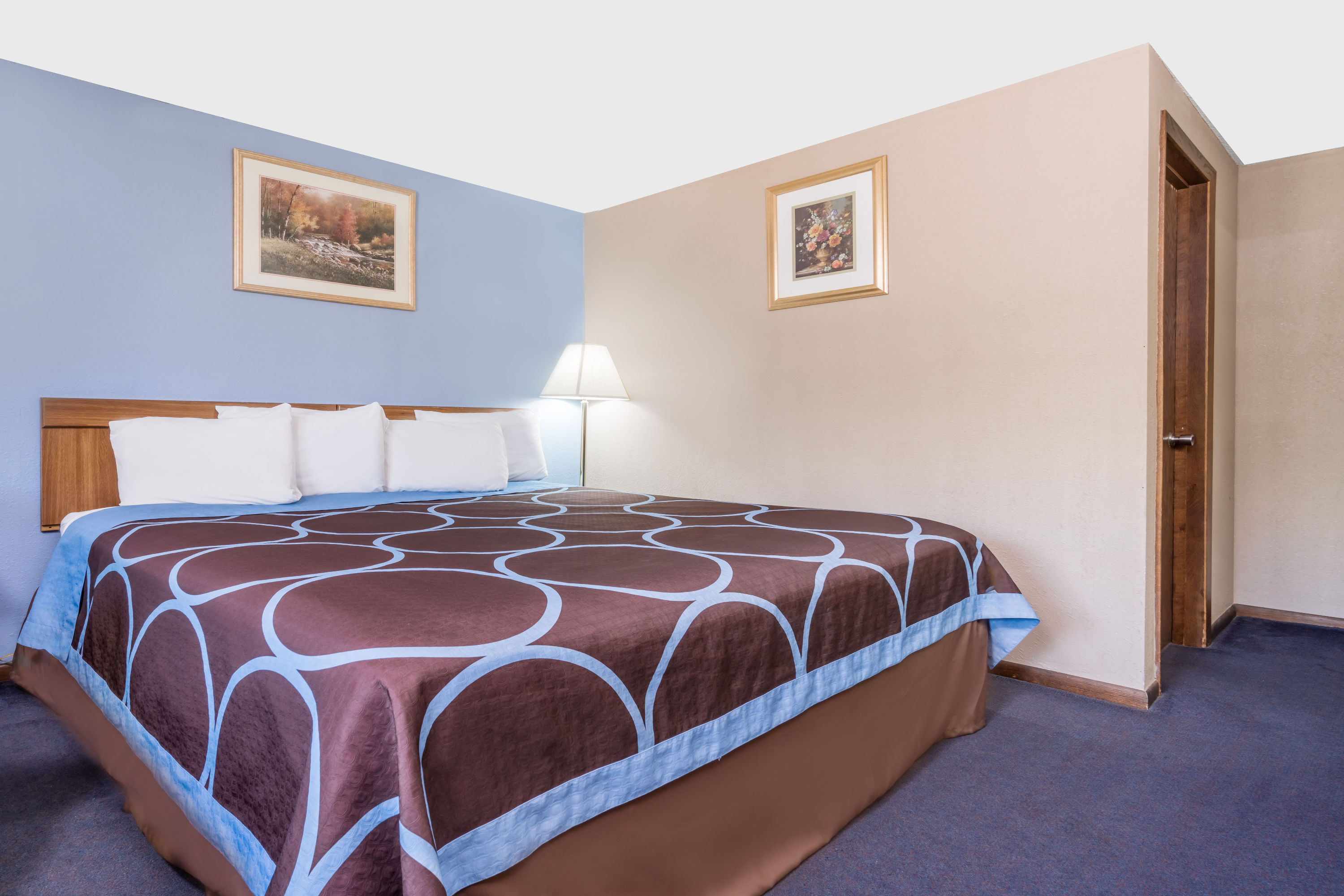 Guest room at the Baymont by Wyndham Mankato in Mankato, Minnesota