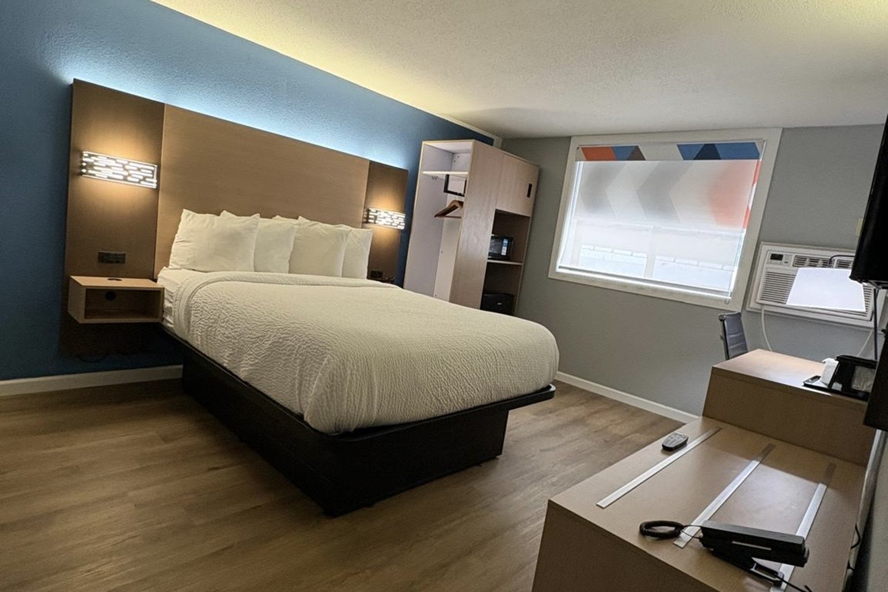 Guest room at the Baymont by Wyndham Mankato in Mankato, Minnesota