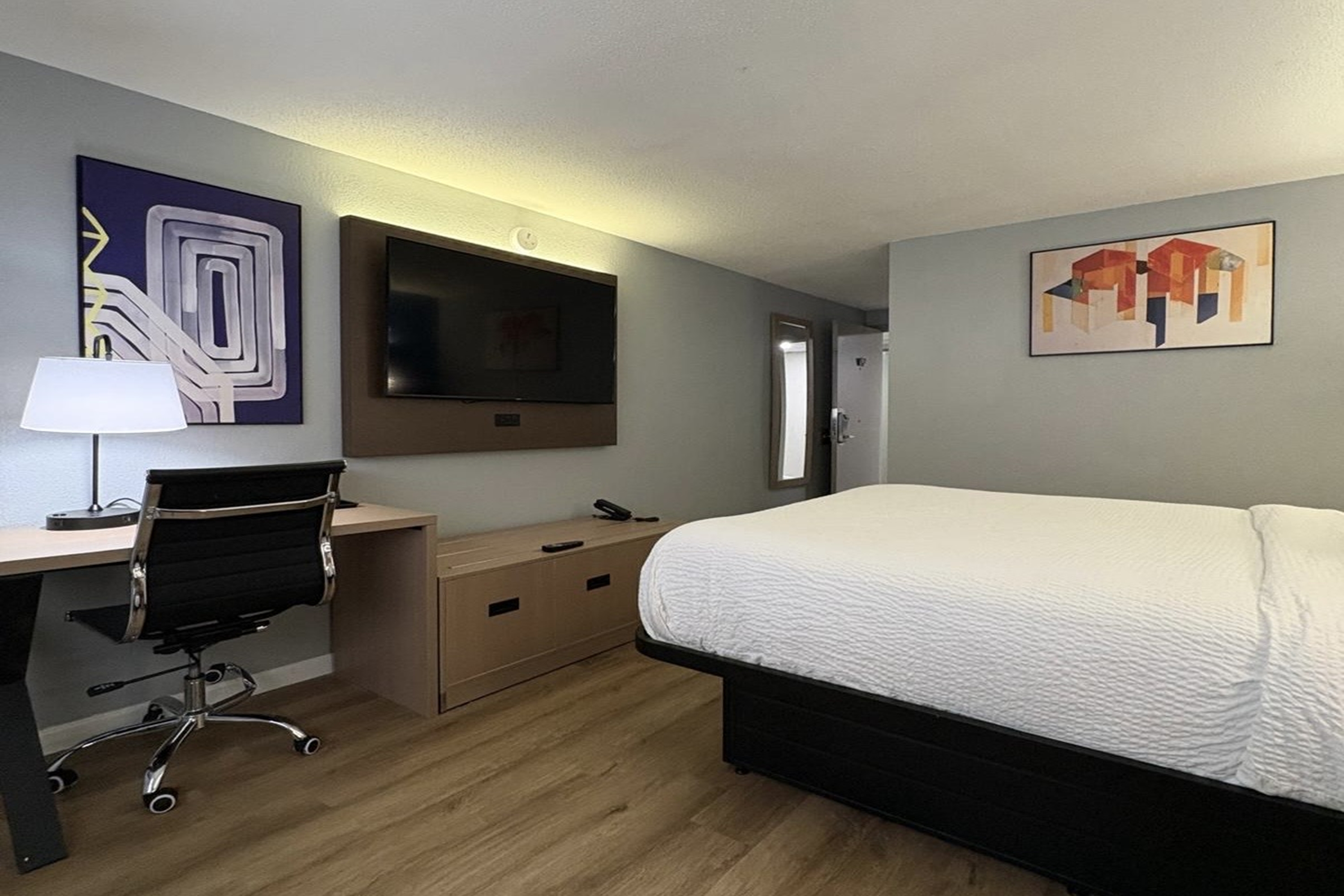 Guest room at the Baymont by Wyndham Mankato in Mankato, Minnesota