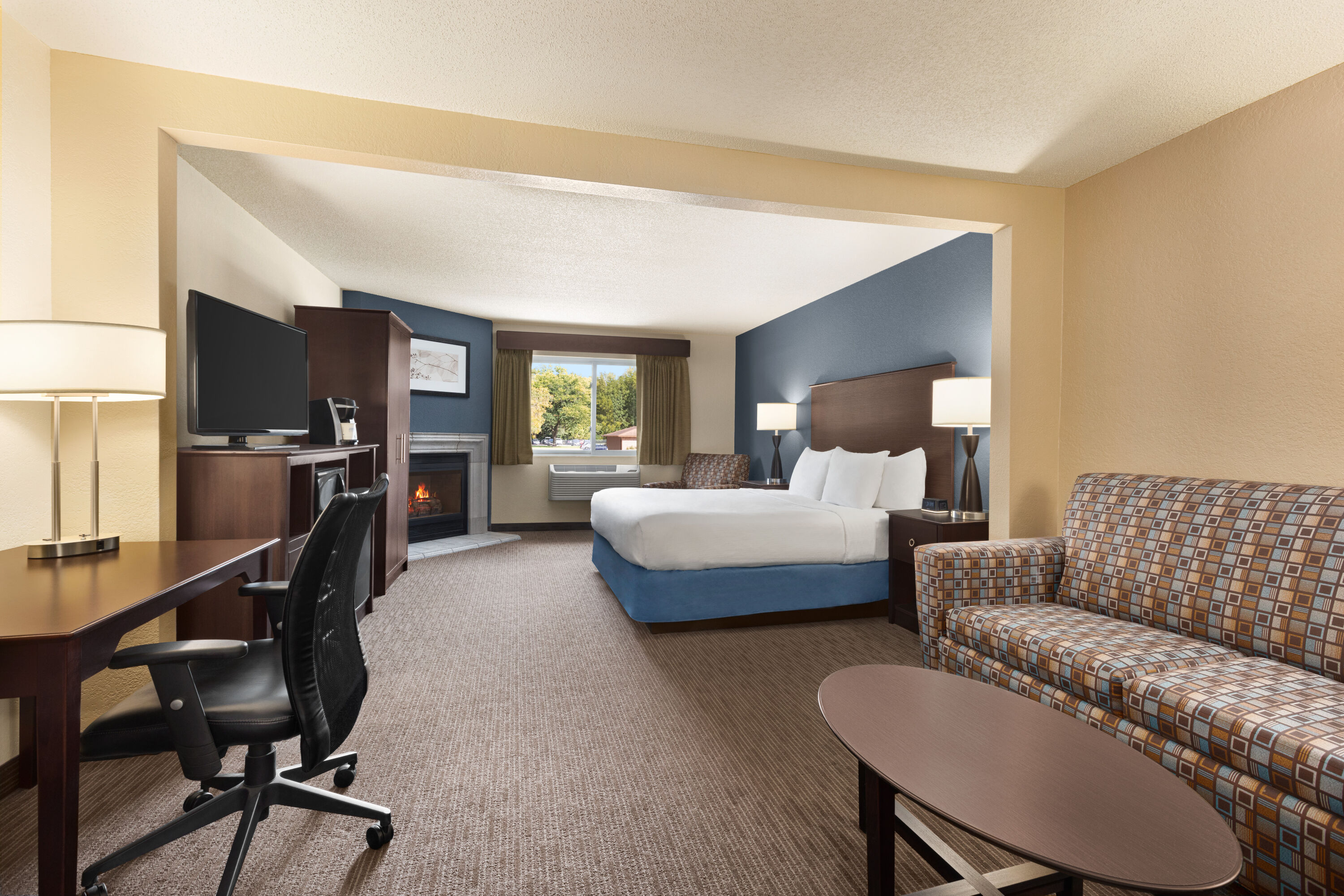 Baymont by Wyndham Owatonna suite in Owatonna, Minnesota