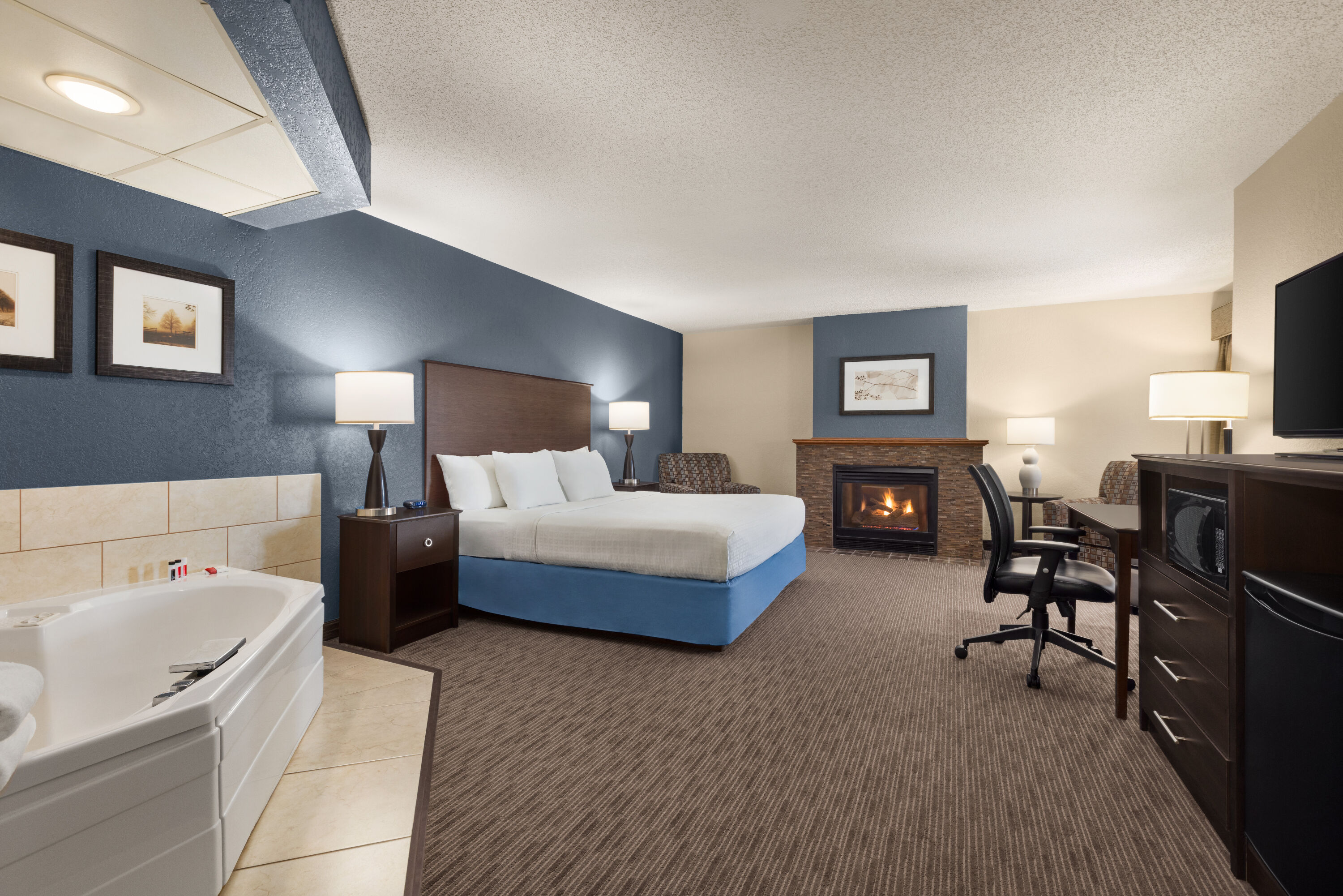 Baymont by Wyndham Owatonna suite in Owatonna, Minnesota