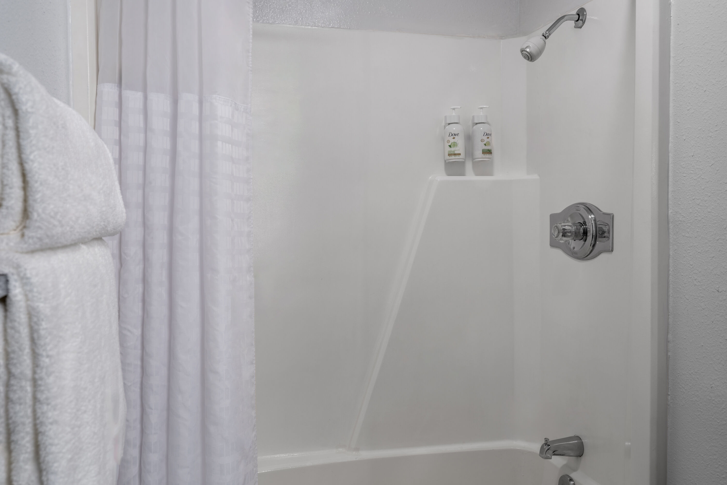 Guest room bath at the Baymont by Wyndham Duluth/Spirit Mountain in Proctor, Minnesota