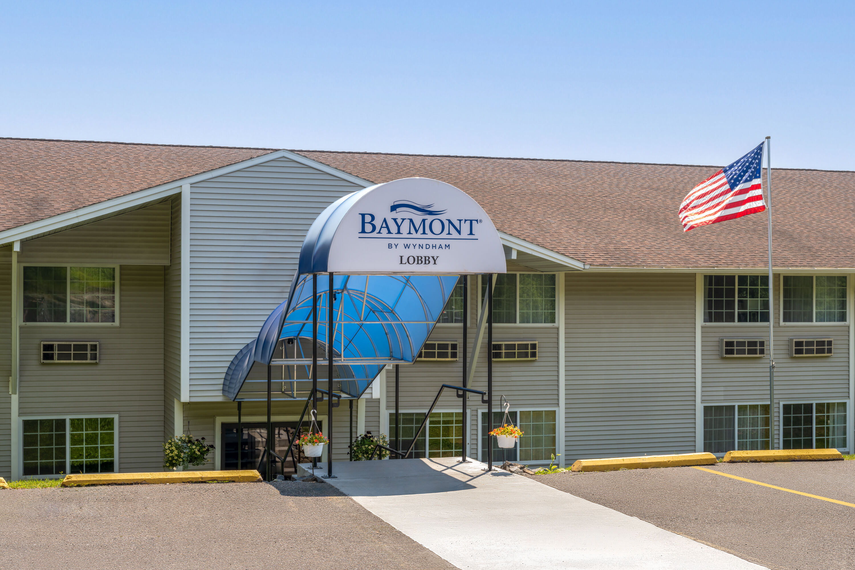 Exterior Day Image of Baymont by Wyndham Duluth/Spirit Mountain hotel in Proctor, Minnesota