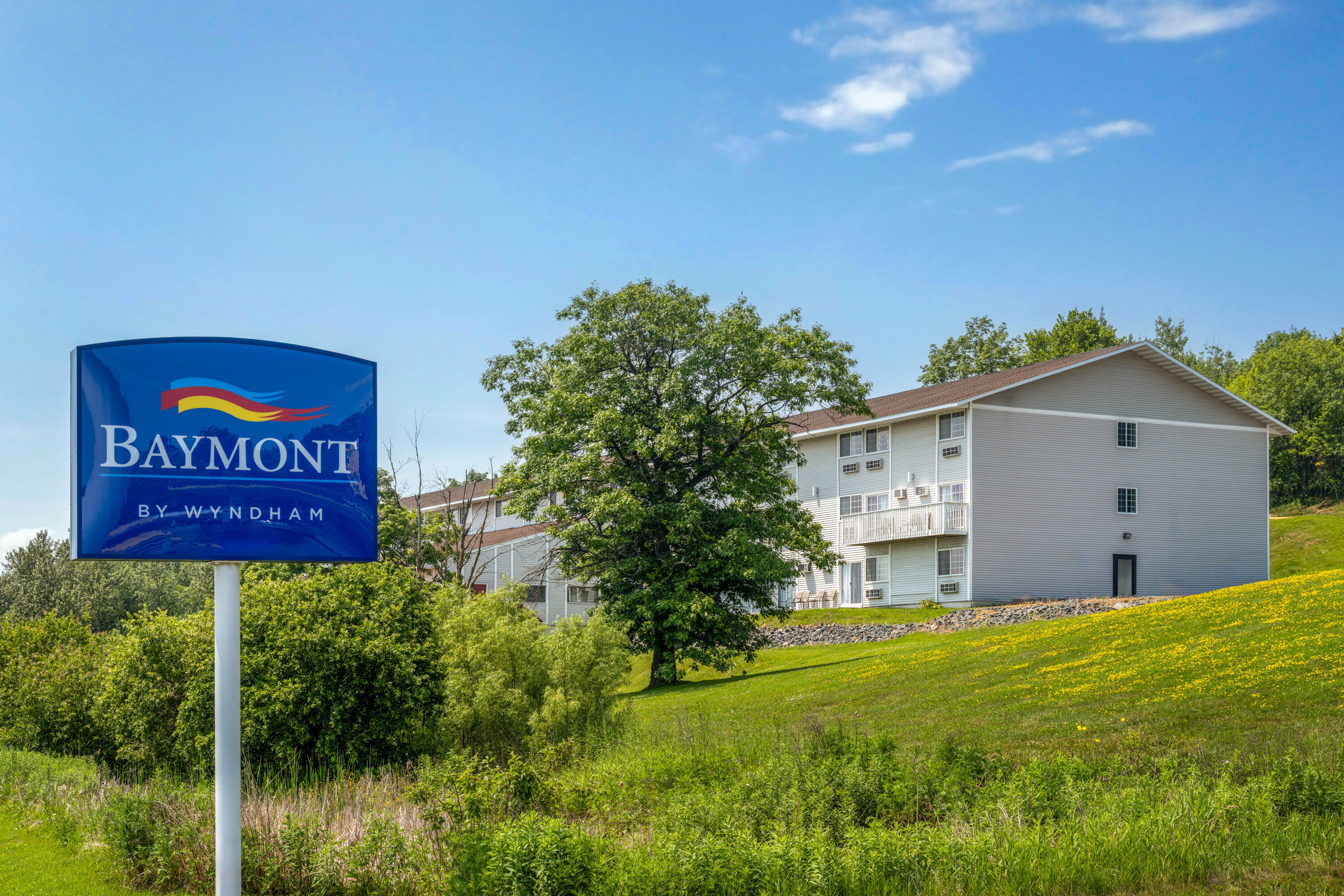 Exterior Day Image of Baymont by Wyndham Duluth/Spirit Mountain hotel in Proctor, Minnesota