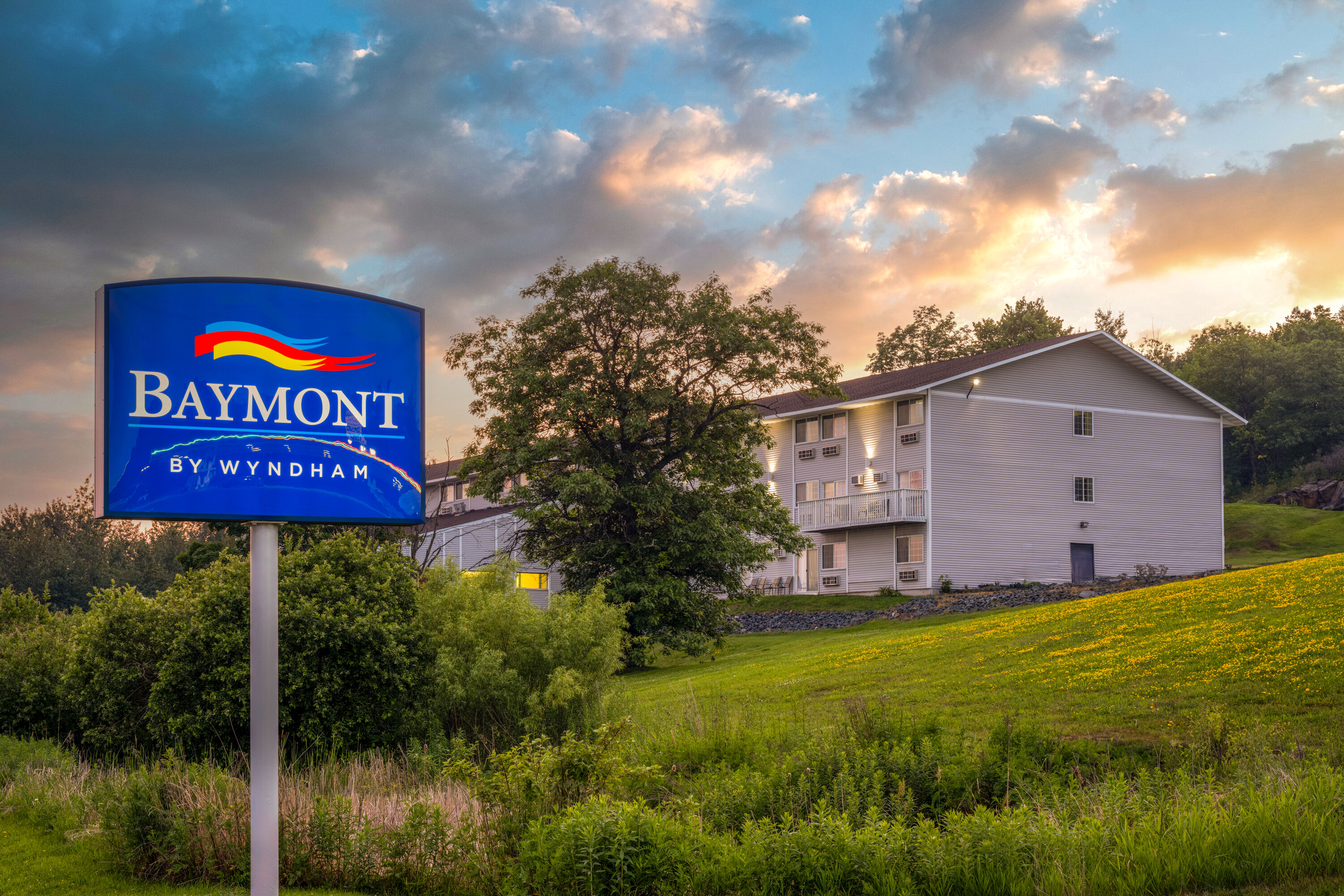 Exterior Dusk Image of Baymont by Wyndham Duluth/Spirit Mountain hotel in Proctor, Minnesota
