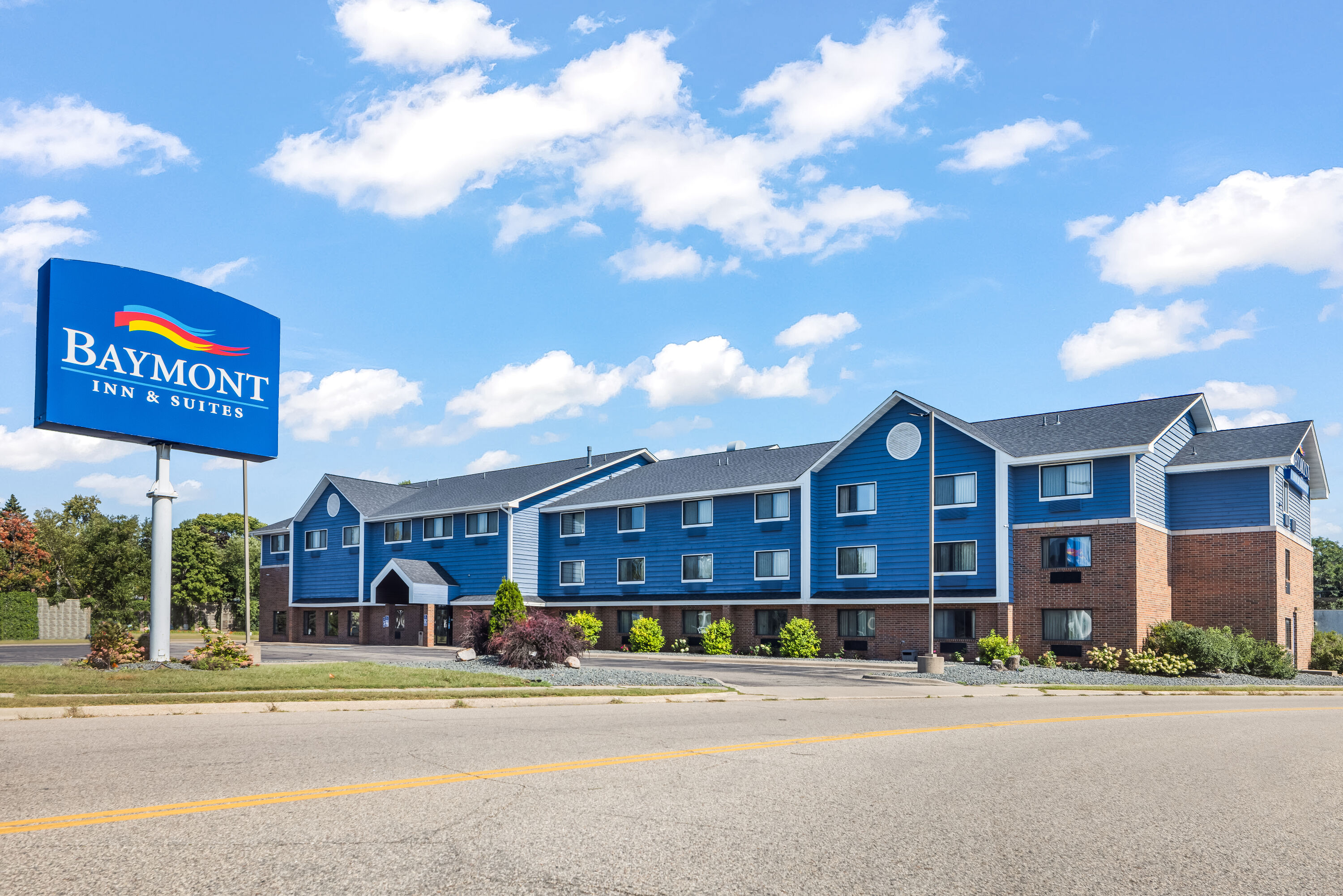 Exterior Day Image of Baymont by Wyndham Bloomington MSP Airport hotel in Richfield, Minnesota