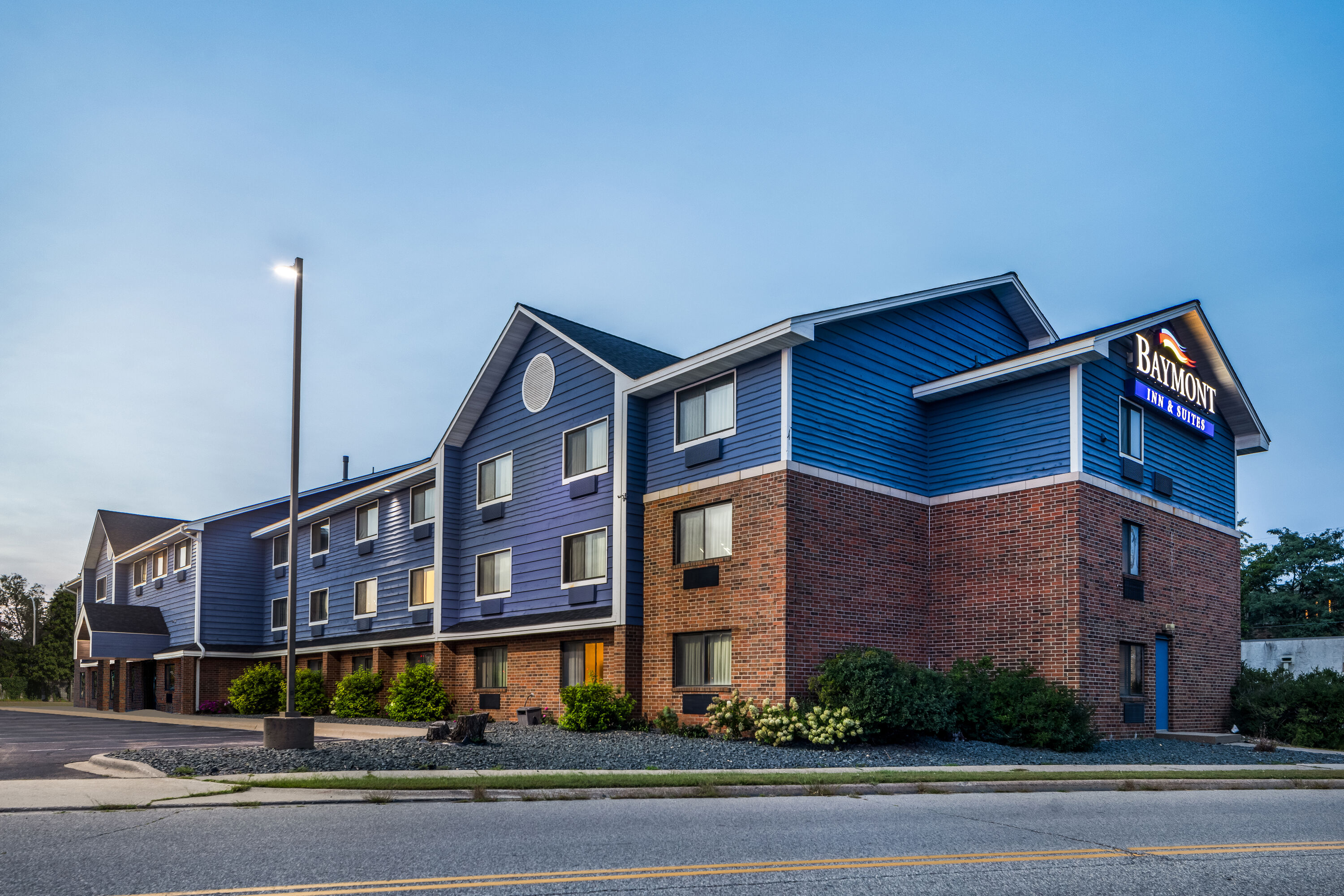 Exterior Dusk Image of Baymont by Wyndham Bloomington MSP Airport hotel in Richfield, Minnesota