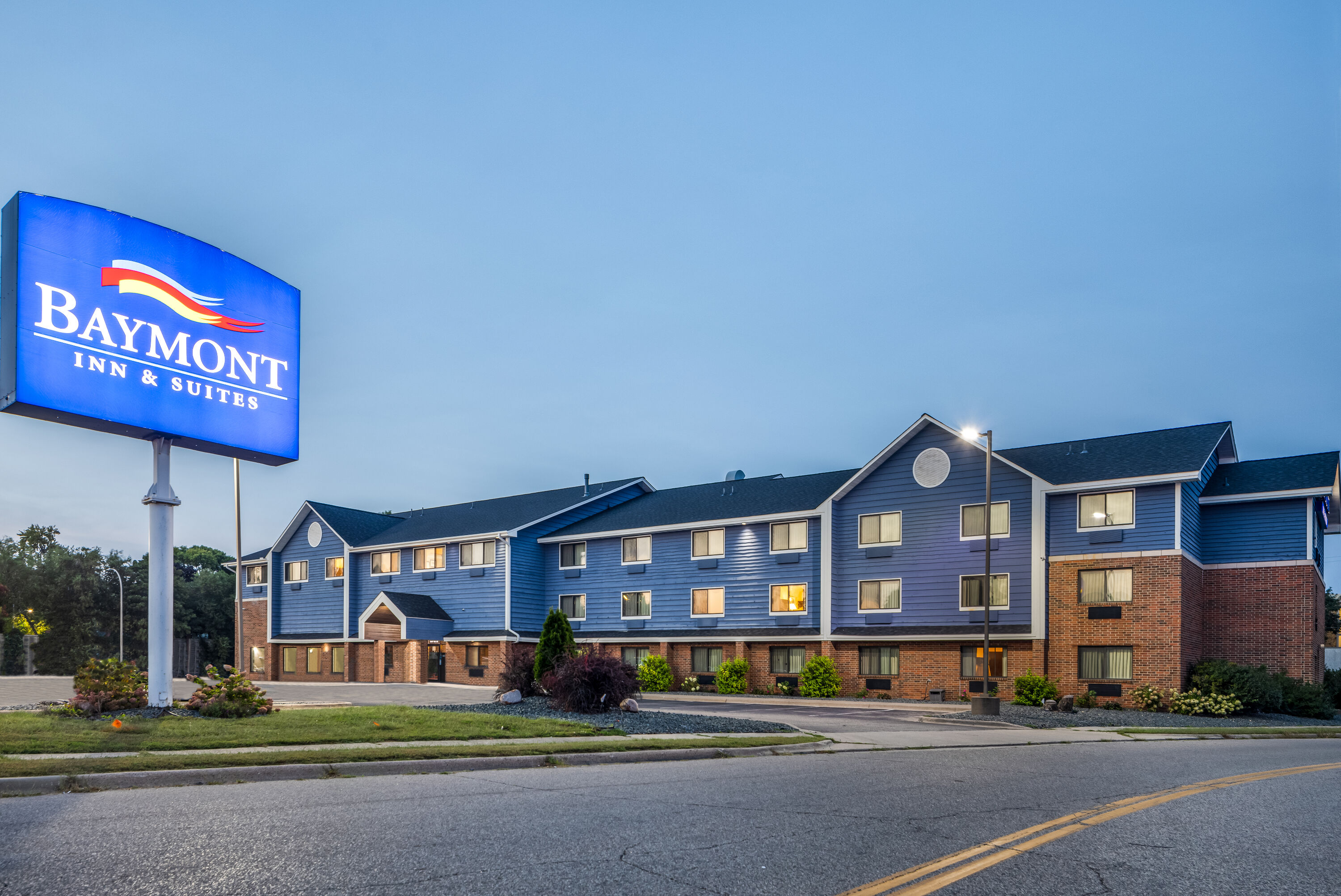 Exterior Dusk Image of Baymont by Wyndham Bloomington MSP Airport hotel in Richfield, Minnesota