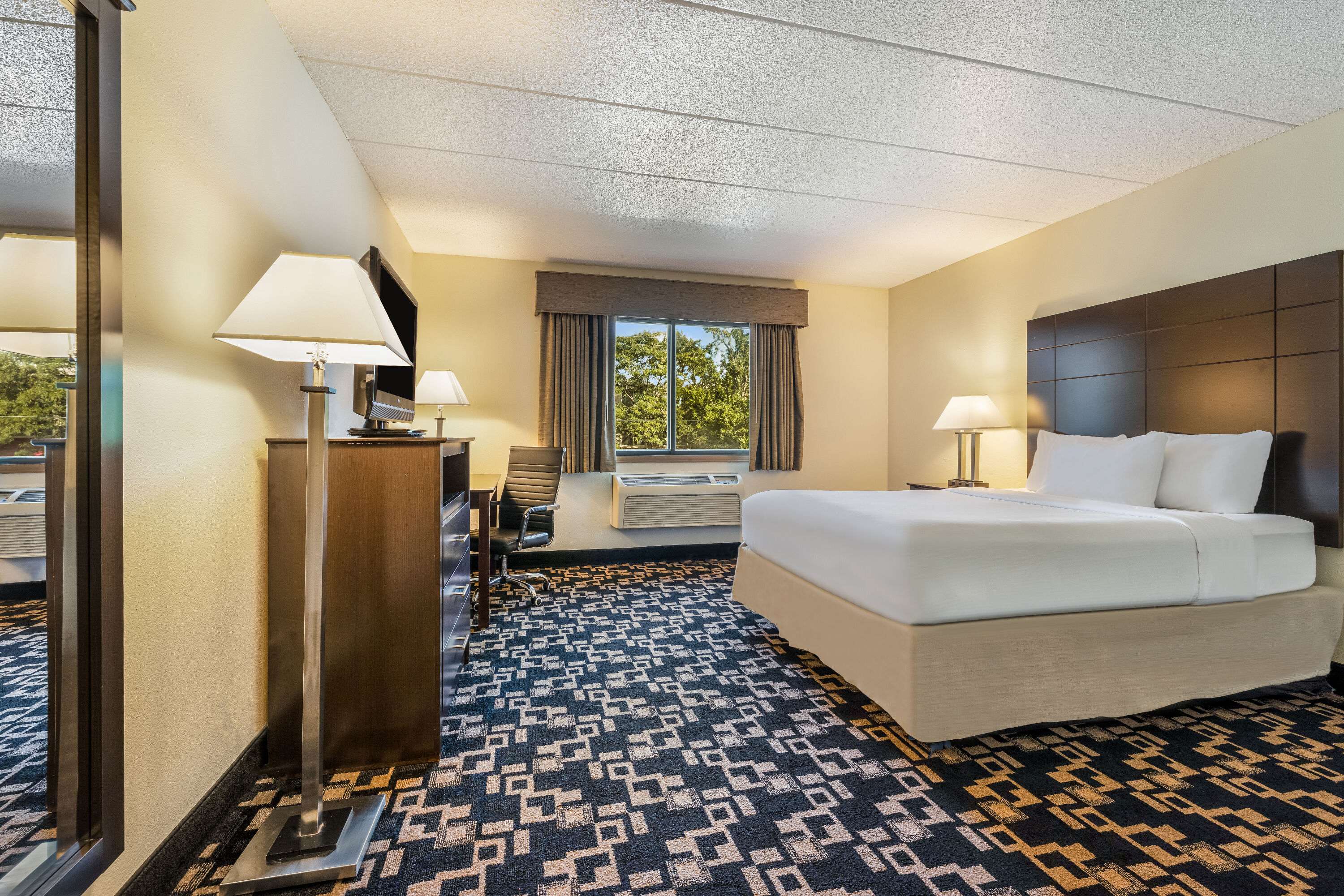 Queen bed guest room at the Baymont by Wyndham Bloomington MSP Airport in Richfield, Minnesota