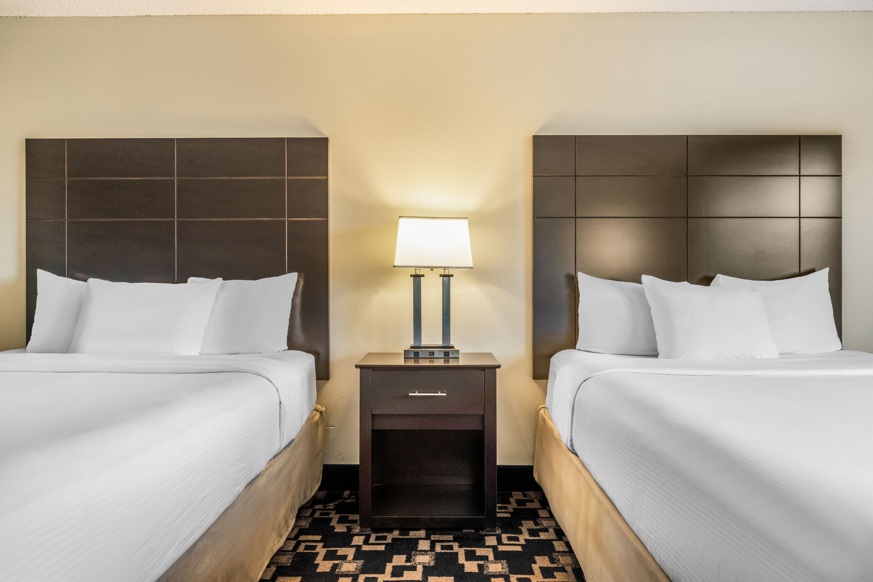 Queen bed guest room at the Baymont by Wyndham Bloomington MSP Airport in Richfield, Minnesota