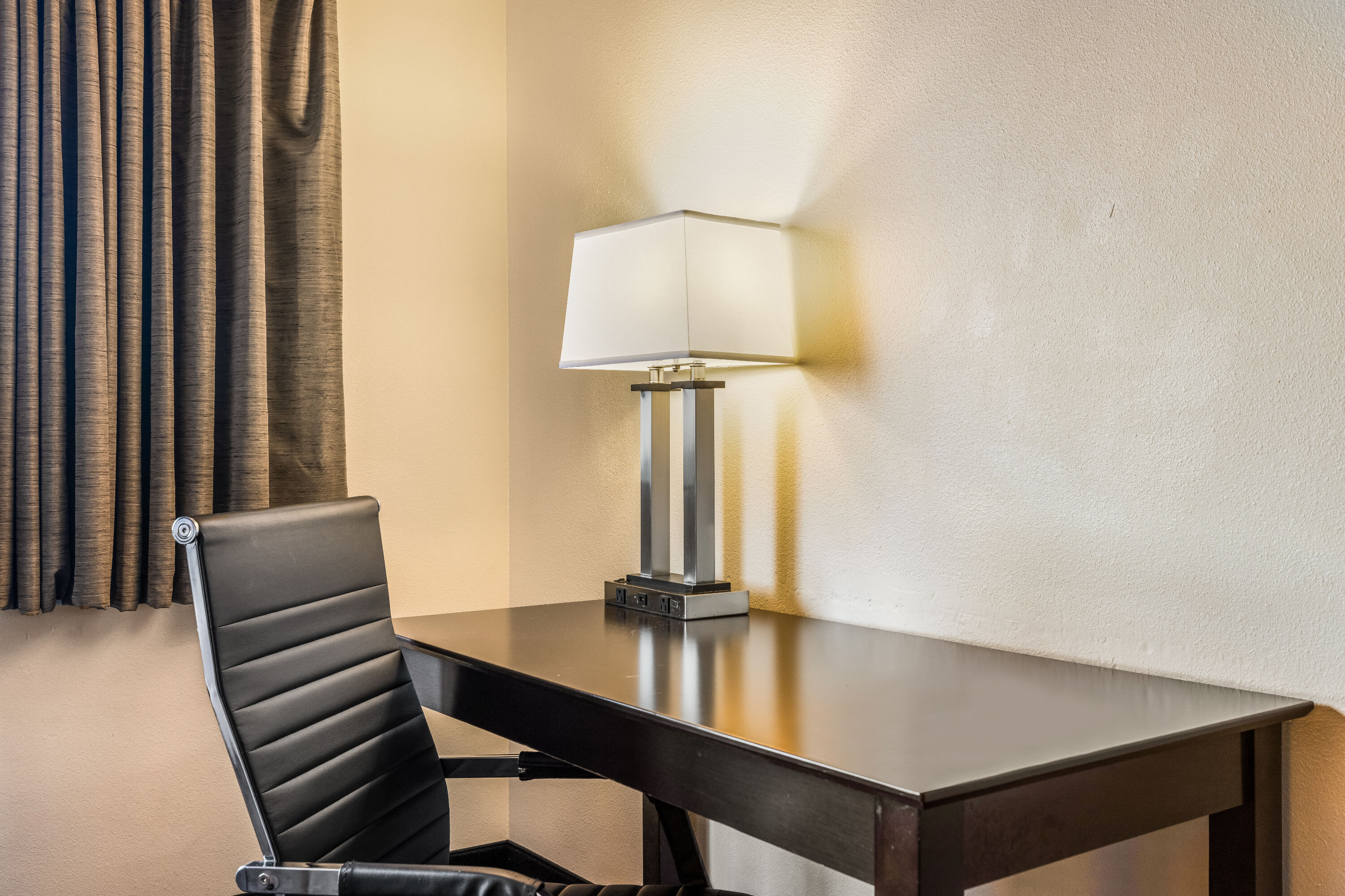 Queen bed guest room at the Baymont by Wyndham Bloomington MSP Airport in Richfield, Minnesota