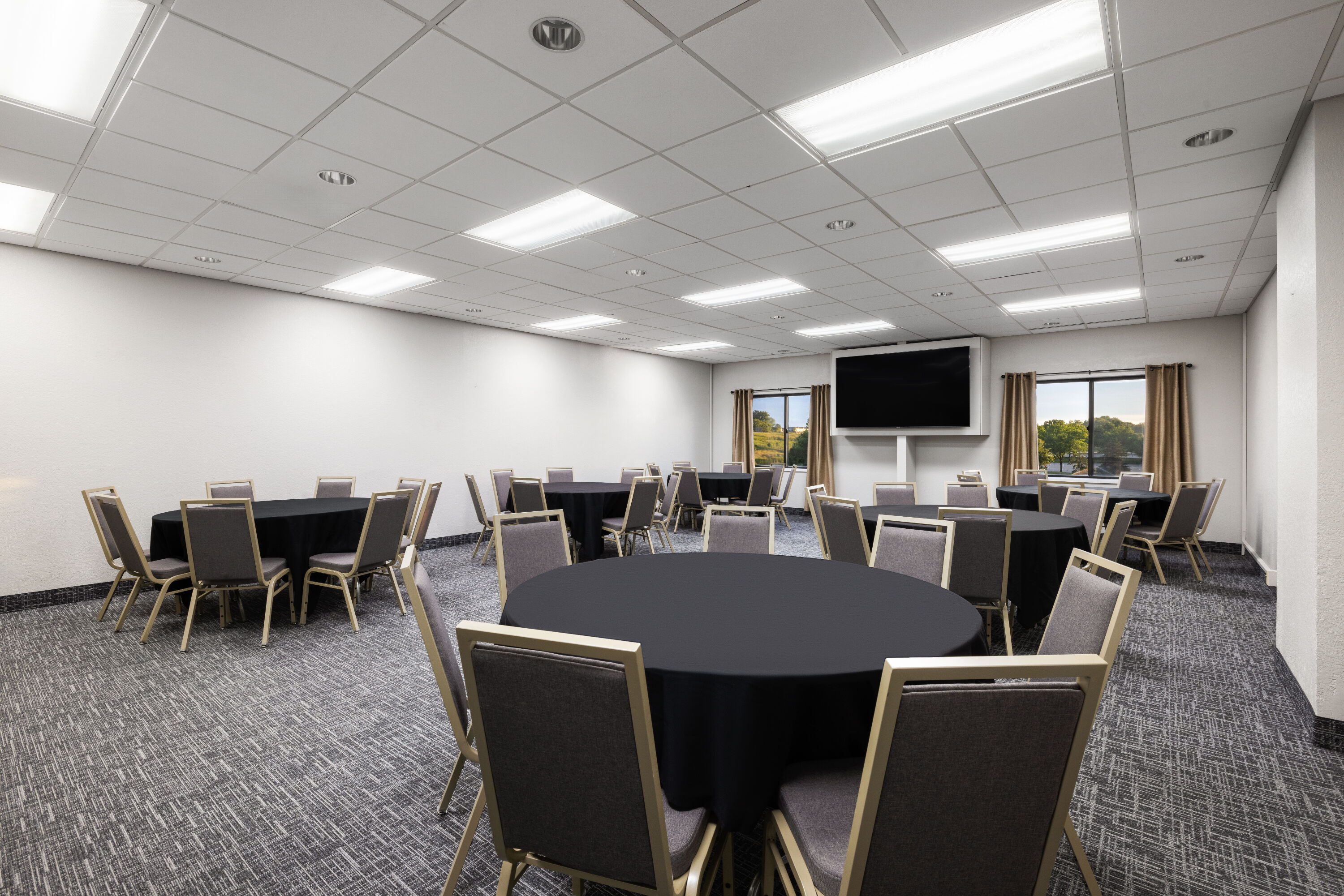 Meeting room banquet rounds at Baymont by Wyndham Shakopee in Shakopee, Minnesota