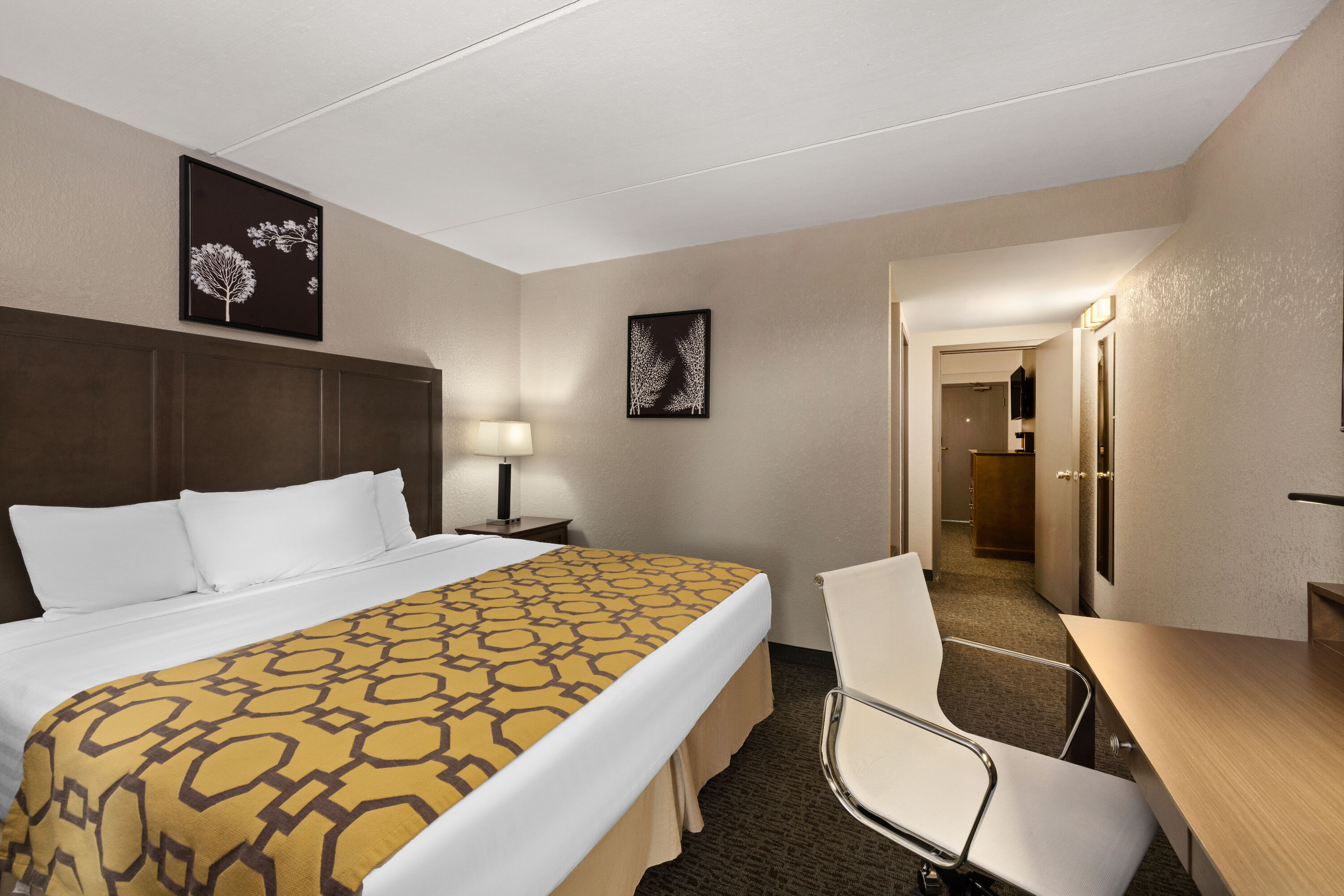 Baymont by Wyndham Shakopee suite in Shakopee, Minnesota