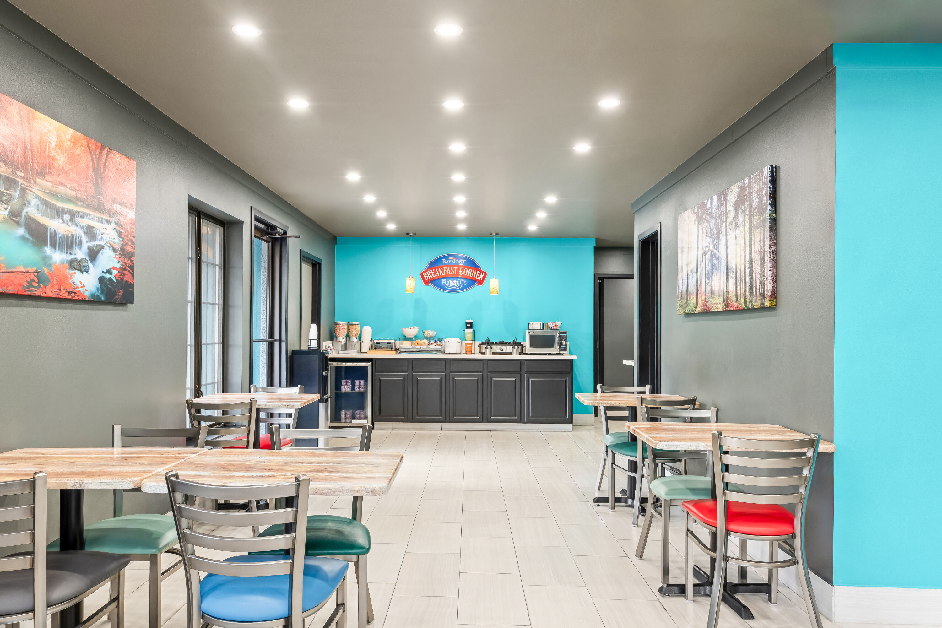 Baymont by Wyndham Branson Thousand Hills restaurant breakfast area with seating in Branson, Missouri