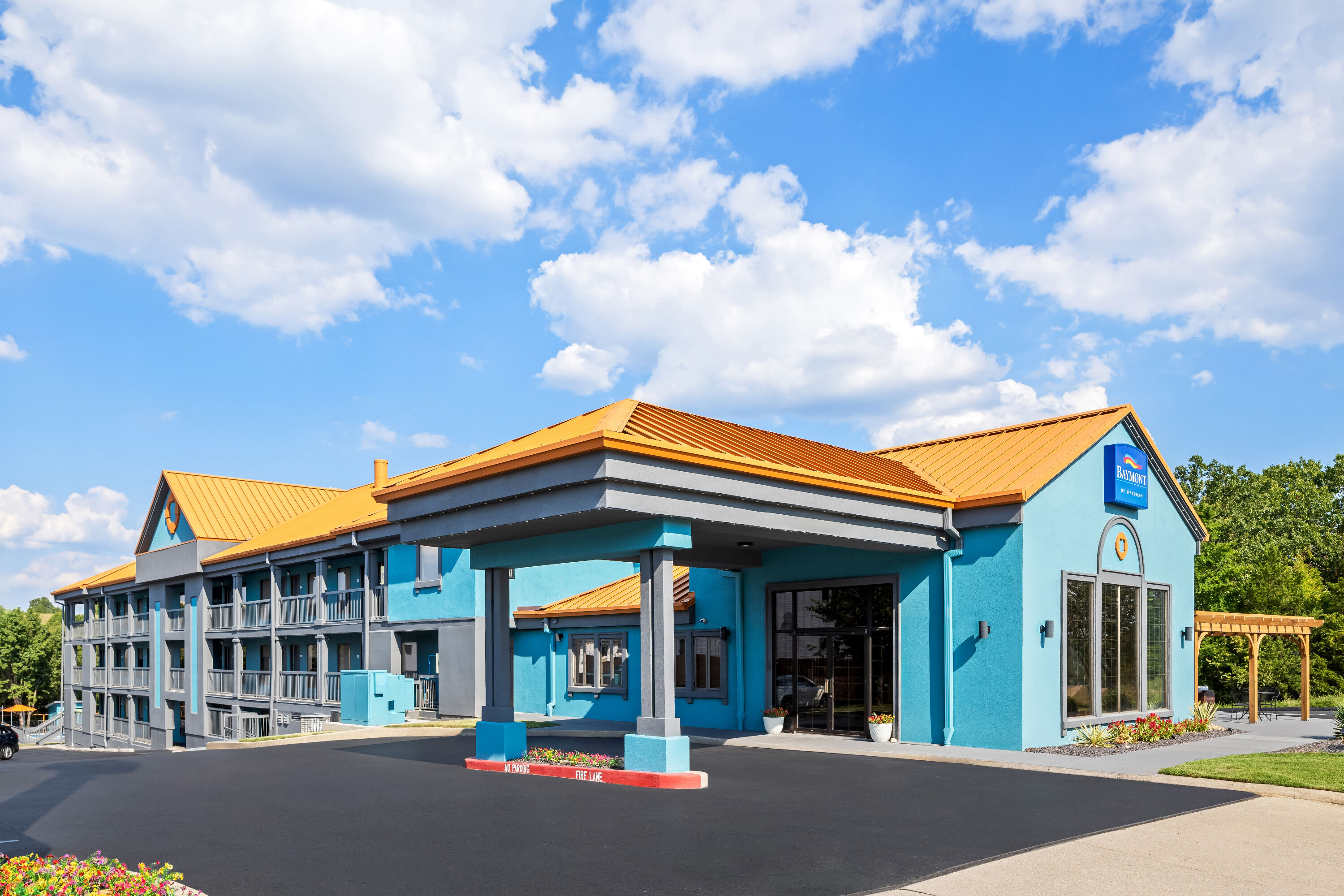 Exterior Day Image of Baymont by Wyndham Branson Thousand Hills hotel in Branson, Missouri