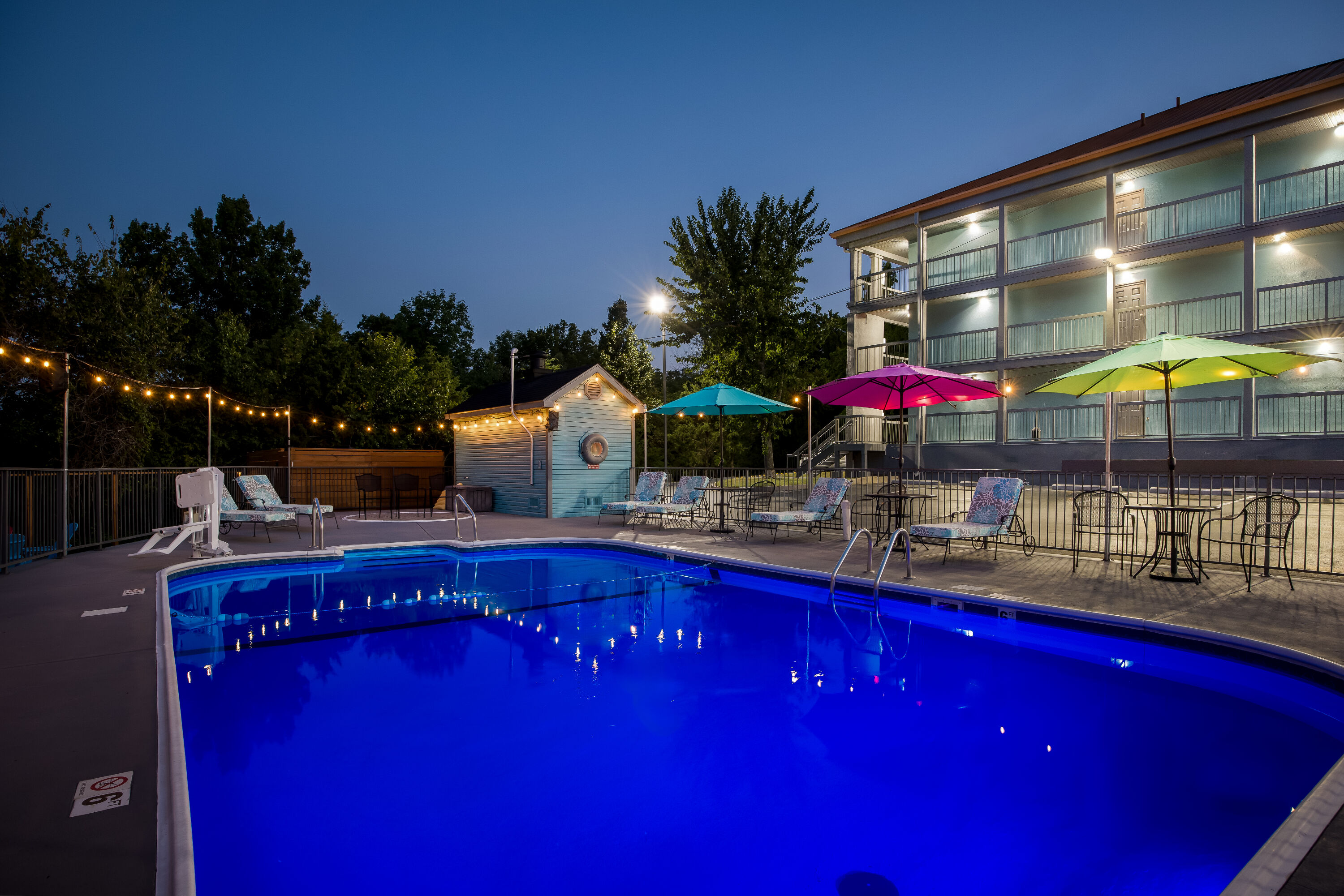 Exterior Night Image of Baymont by Wyndham Branson Thousand Hills hotel in Branson, Missouri
