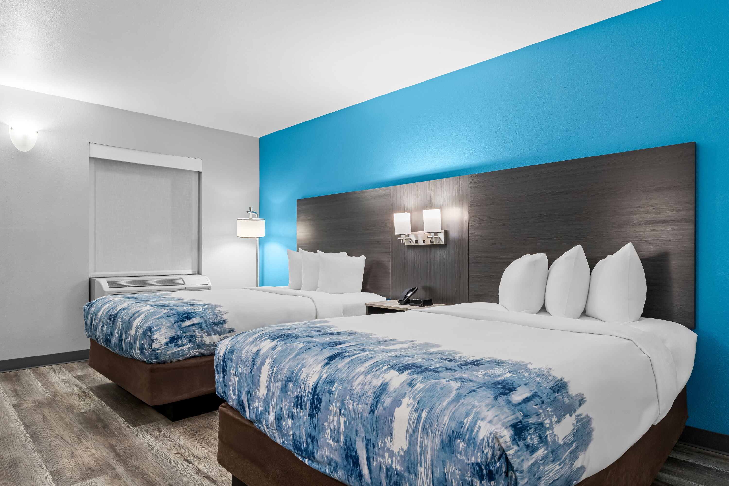 Double bed guest room at the Baymont by Wyndham Branson Thousand Hills in Branson, Missouri