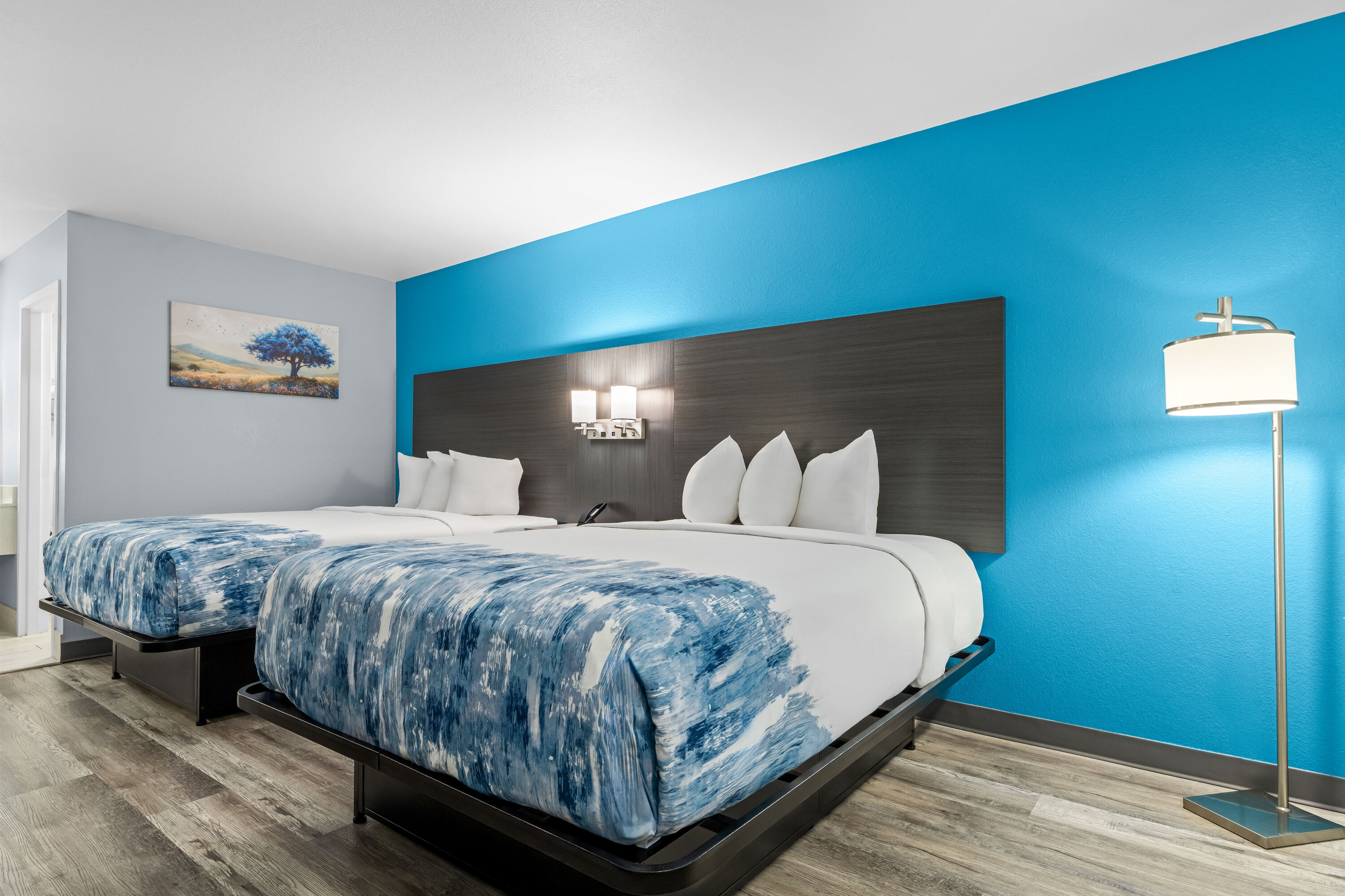 Double bed guest room at the Baymont by Wyndham Branson Thousand Hills in Branson, Missouri