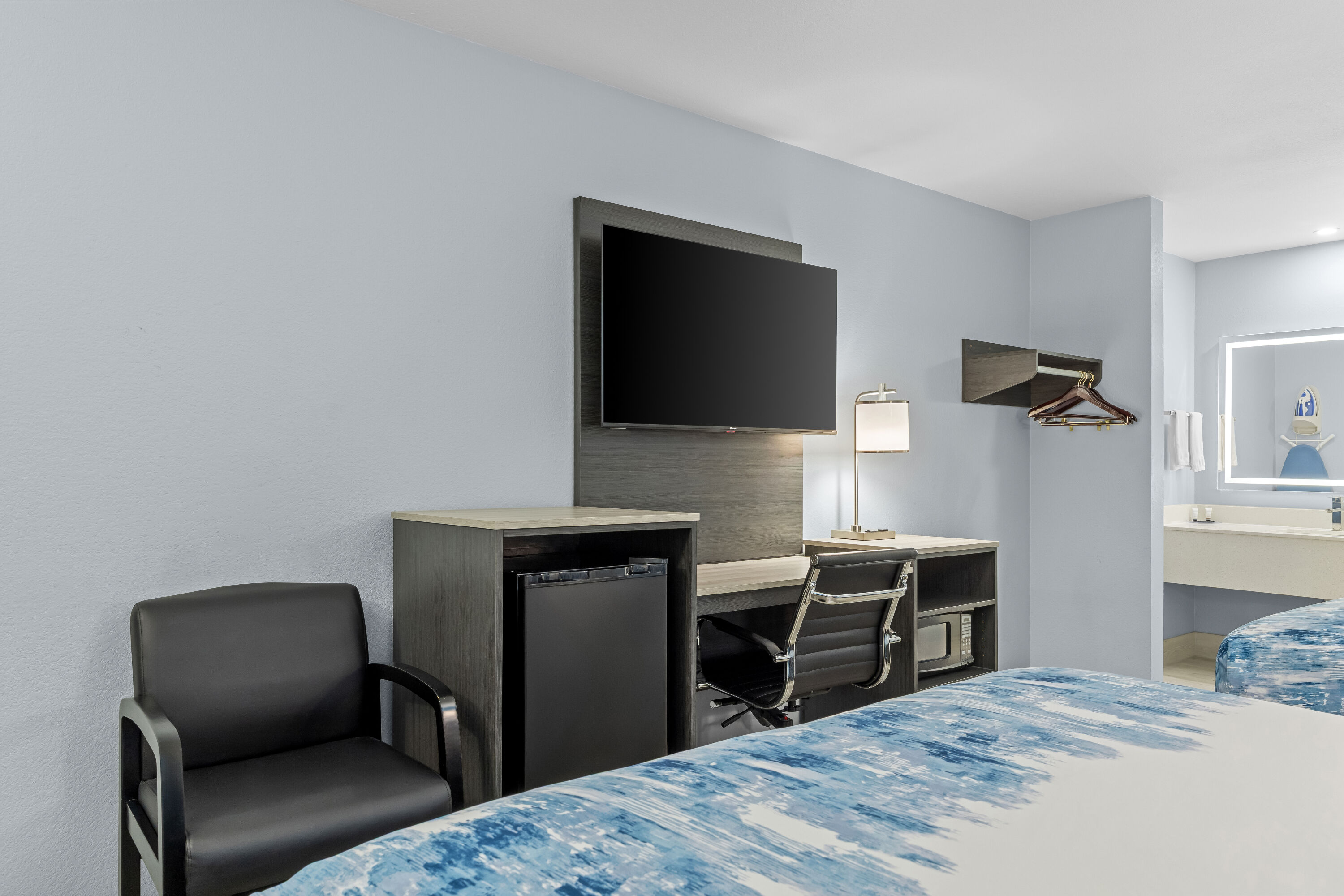Double bed guest room at the Baymont by Wyndham Branson Thousand Hills in Branson, Missouri
