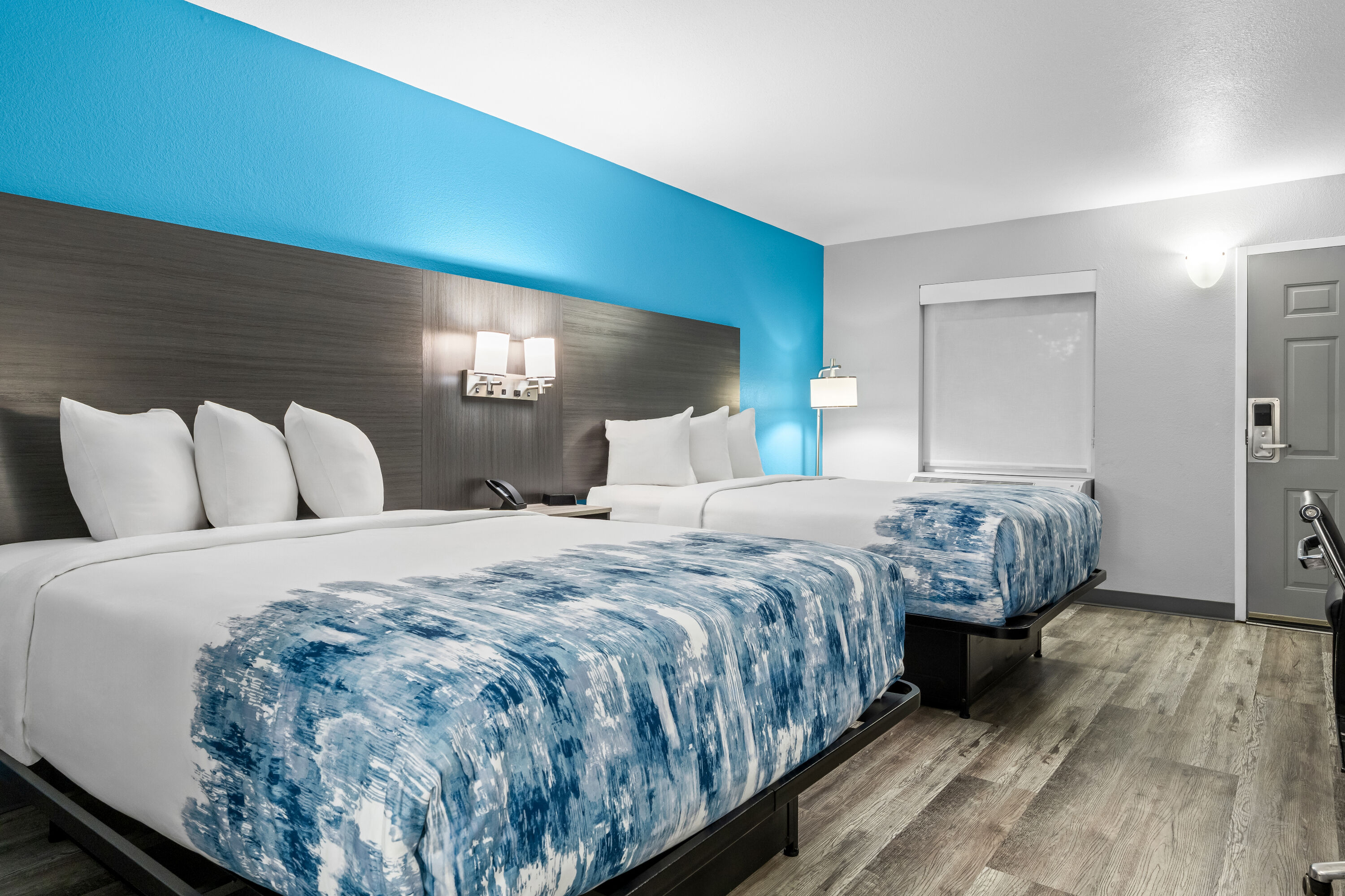 Double bed guest room at the Baymont by Wyndham Branson Thousand Hills in Branson, Missouri