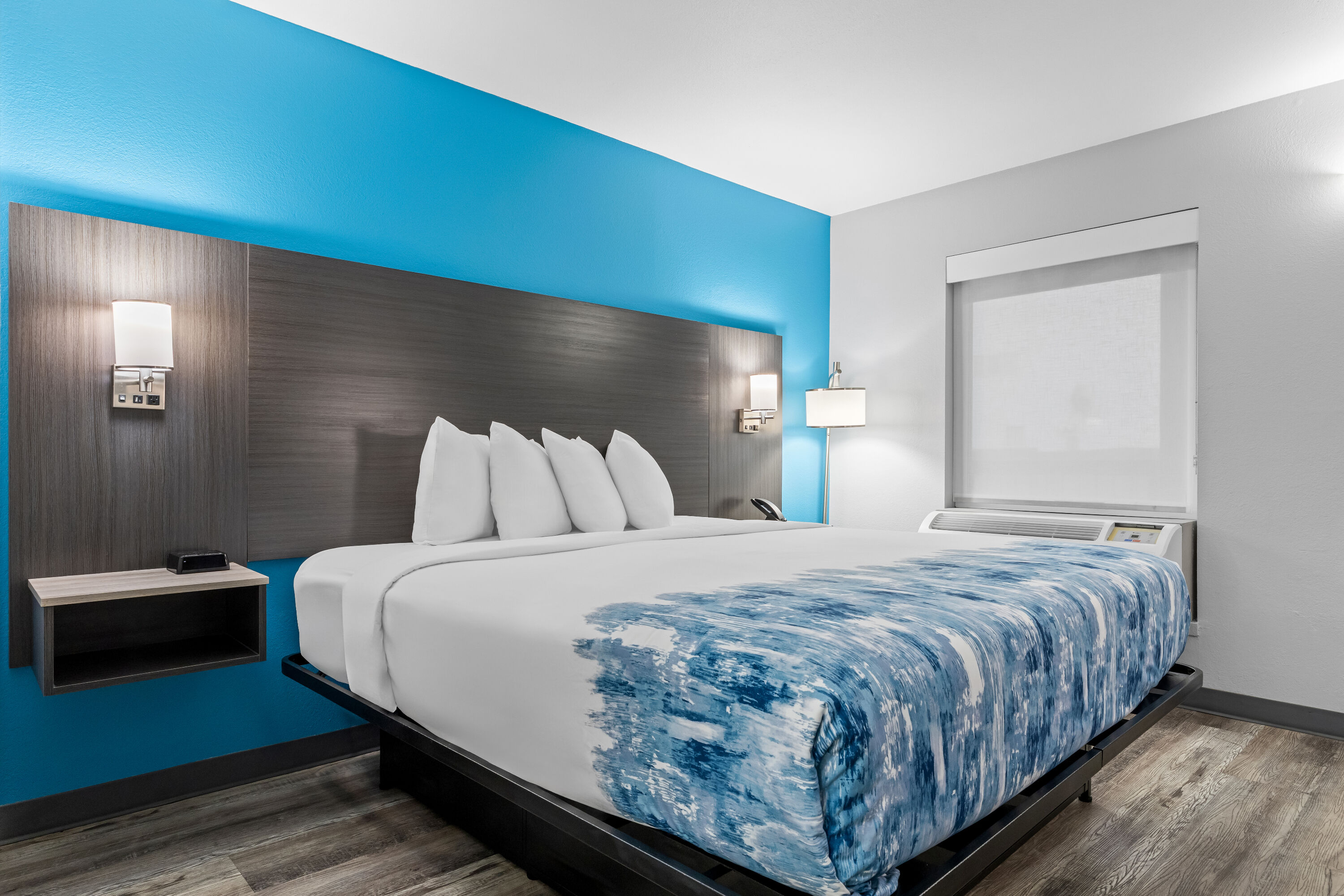 King bed guest room at the Baymont by Wyndham Branson Thousand Hills in Branson, Missouri