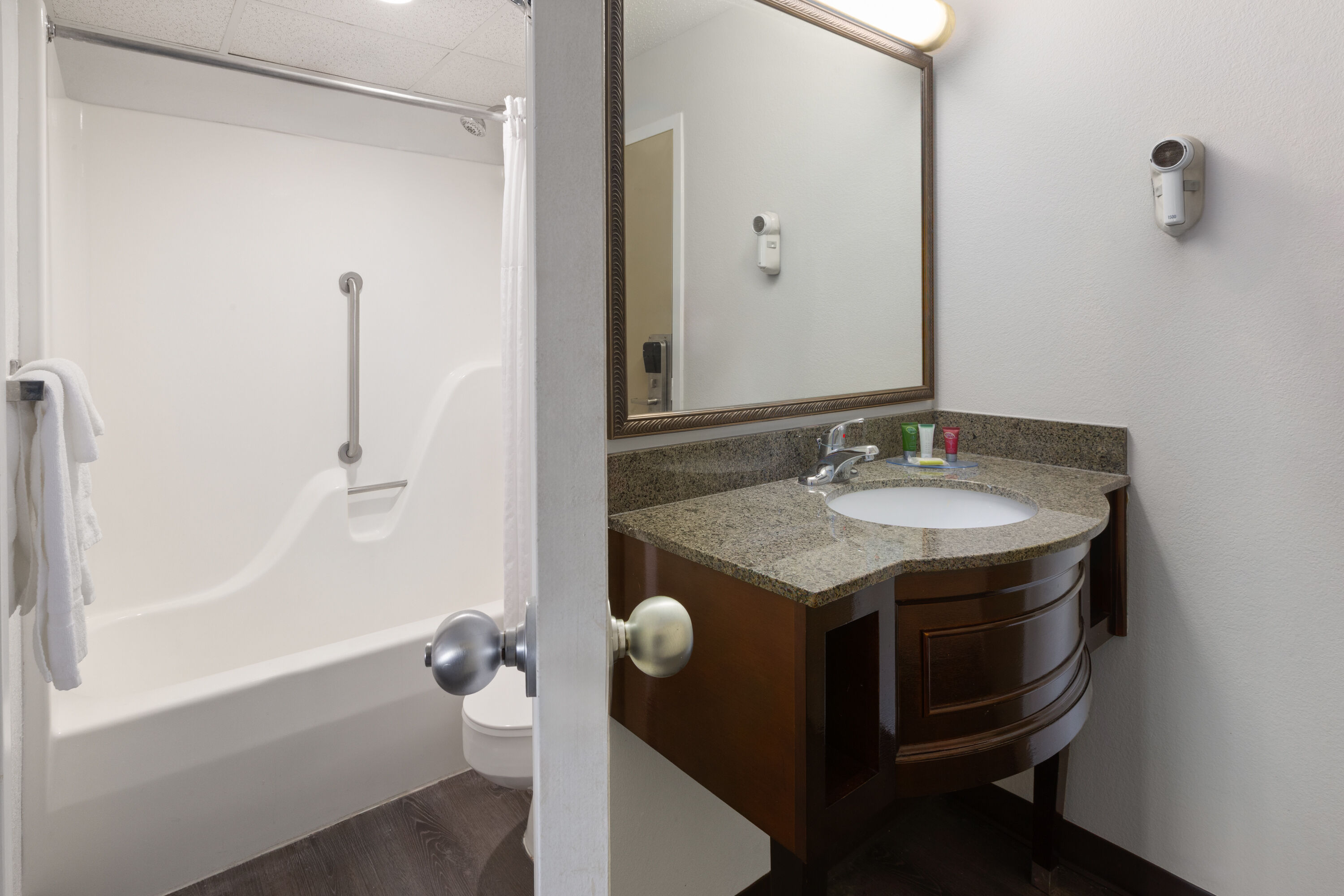 Guest room bath at the Baymont by Wyndham Festus in Festus, Missouri