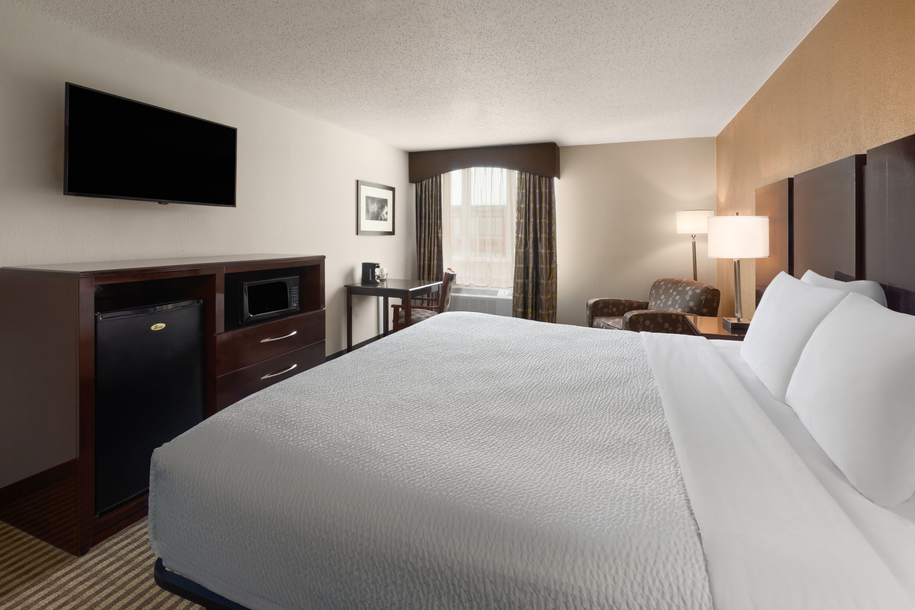 Guest room at the Baymont by Wyndham Festus in Festus, Missouri