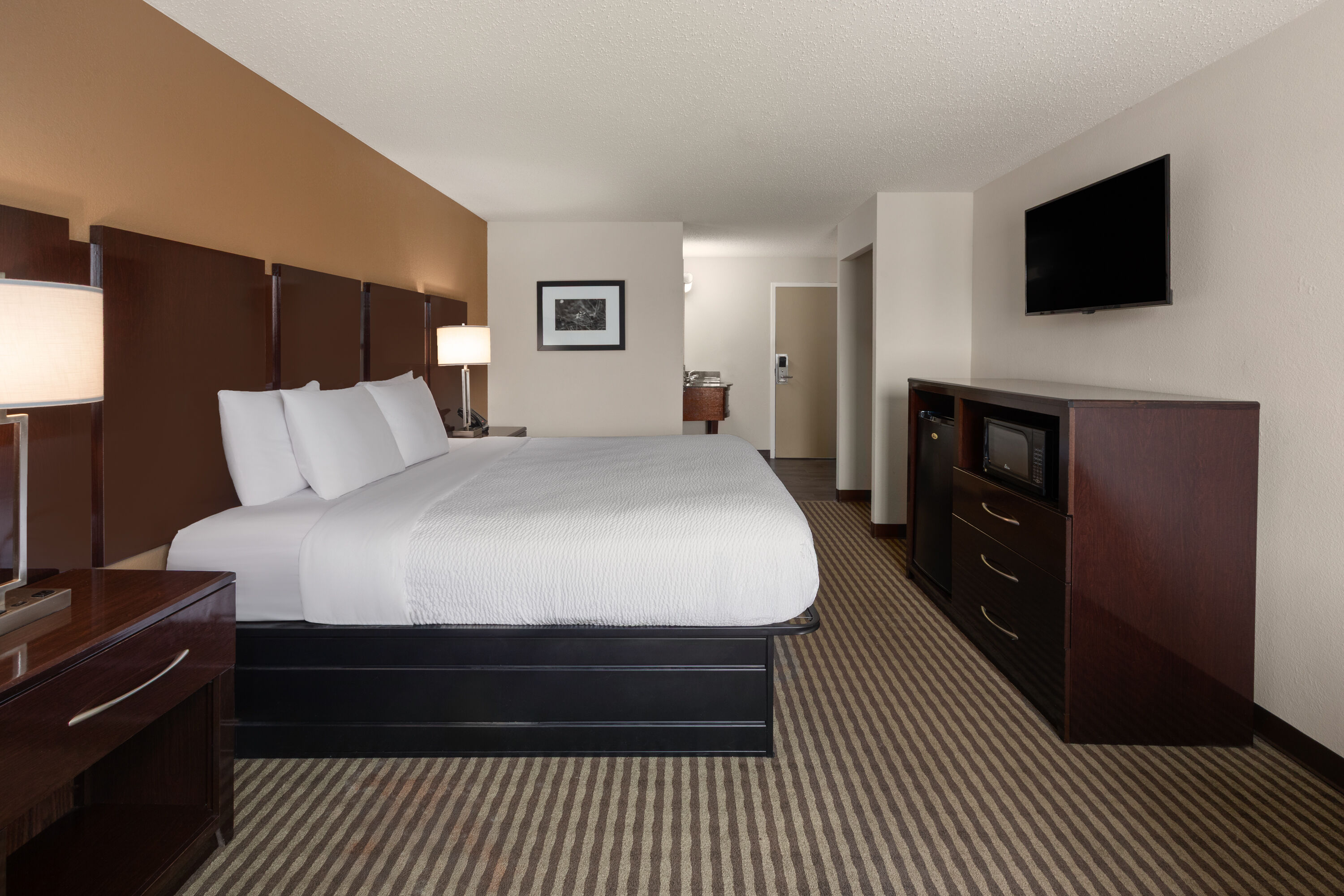 Guest room at the Baymont by Wyndham Festus in Festus, Missouri